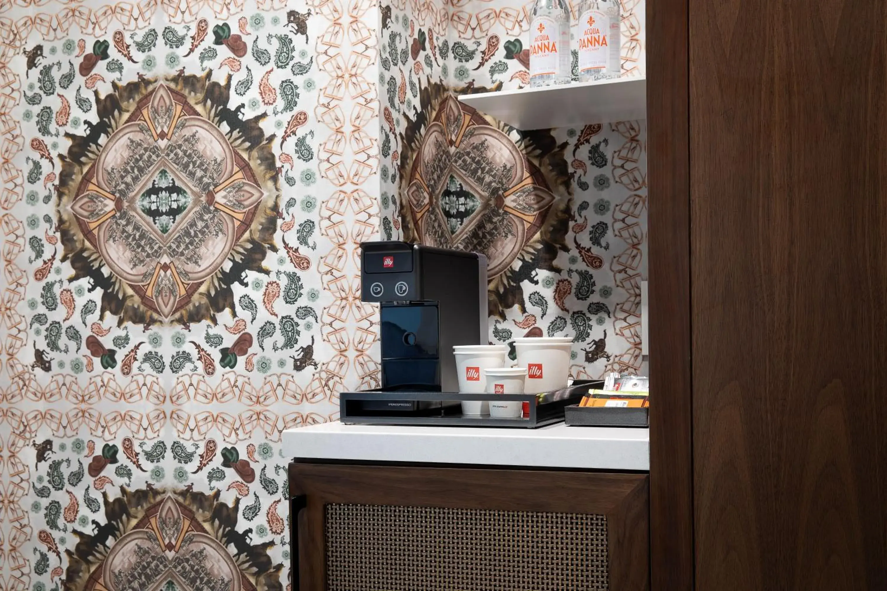 Deluxe King Room with Pool Courtyard View and Transfer Shower - Mobility and Hearing Accessible in Le Meridien Fort Worth Downtown Deluxe King Room with Pool Courtyard View and Transfer Shower - Mobility and Hearing Accessible in Le Meridien Fort Worth Downtown