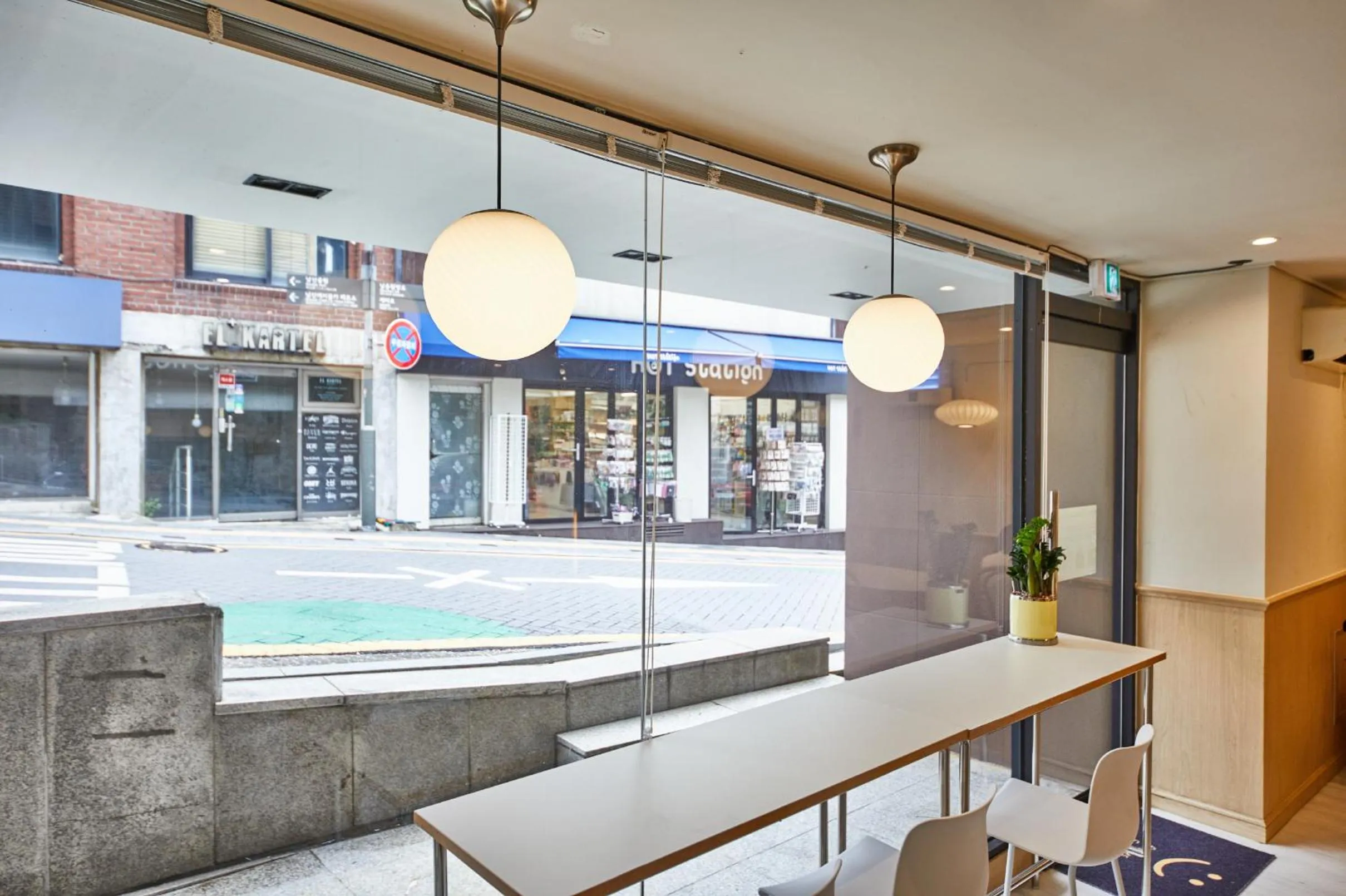 Communal lounge/ TV room in 123 Hostel