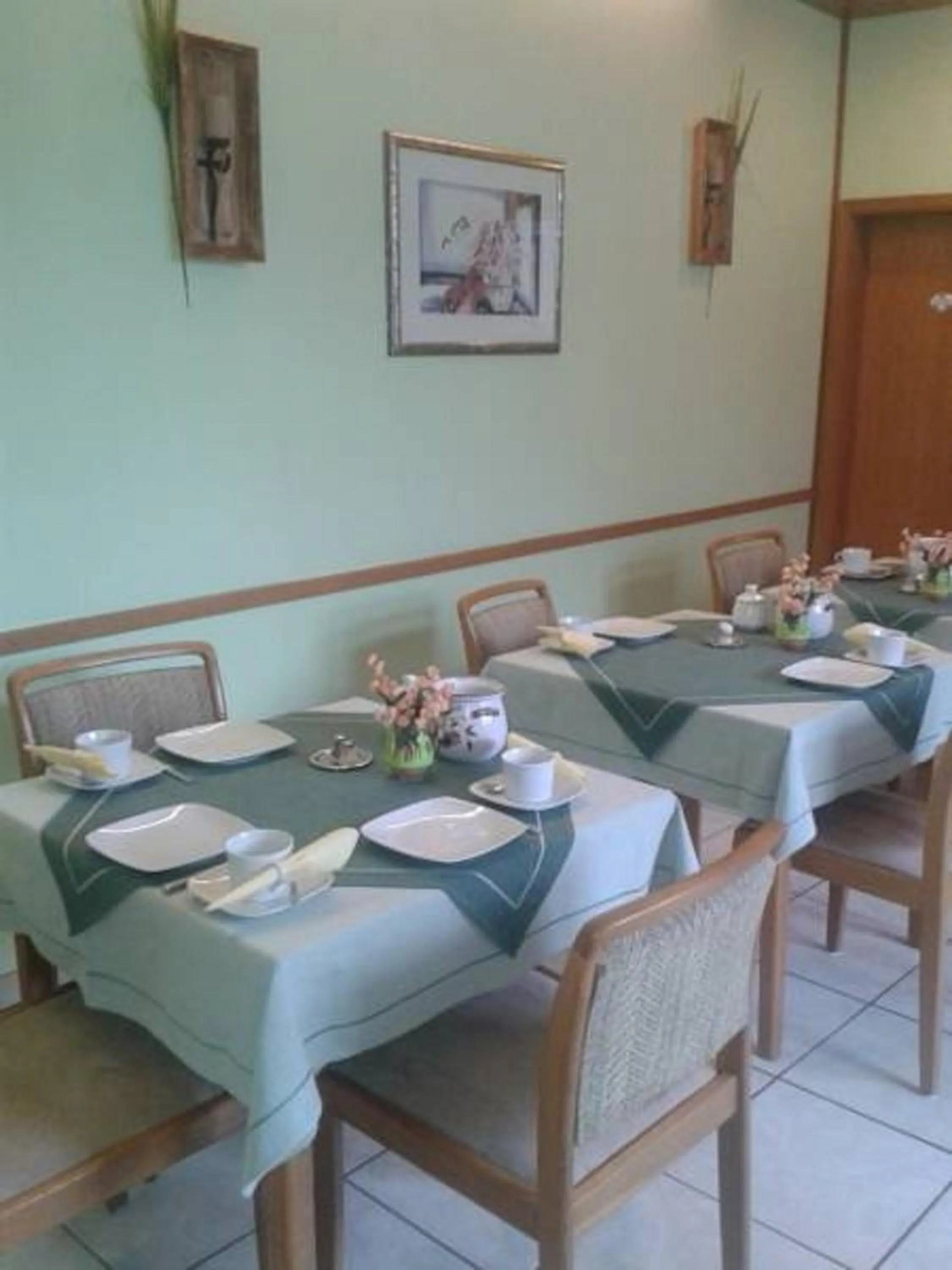 Restaurant/places to eat in Hotel Central