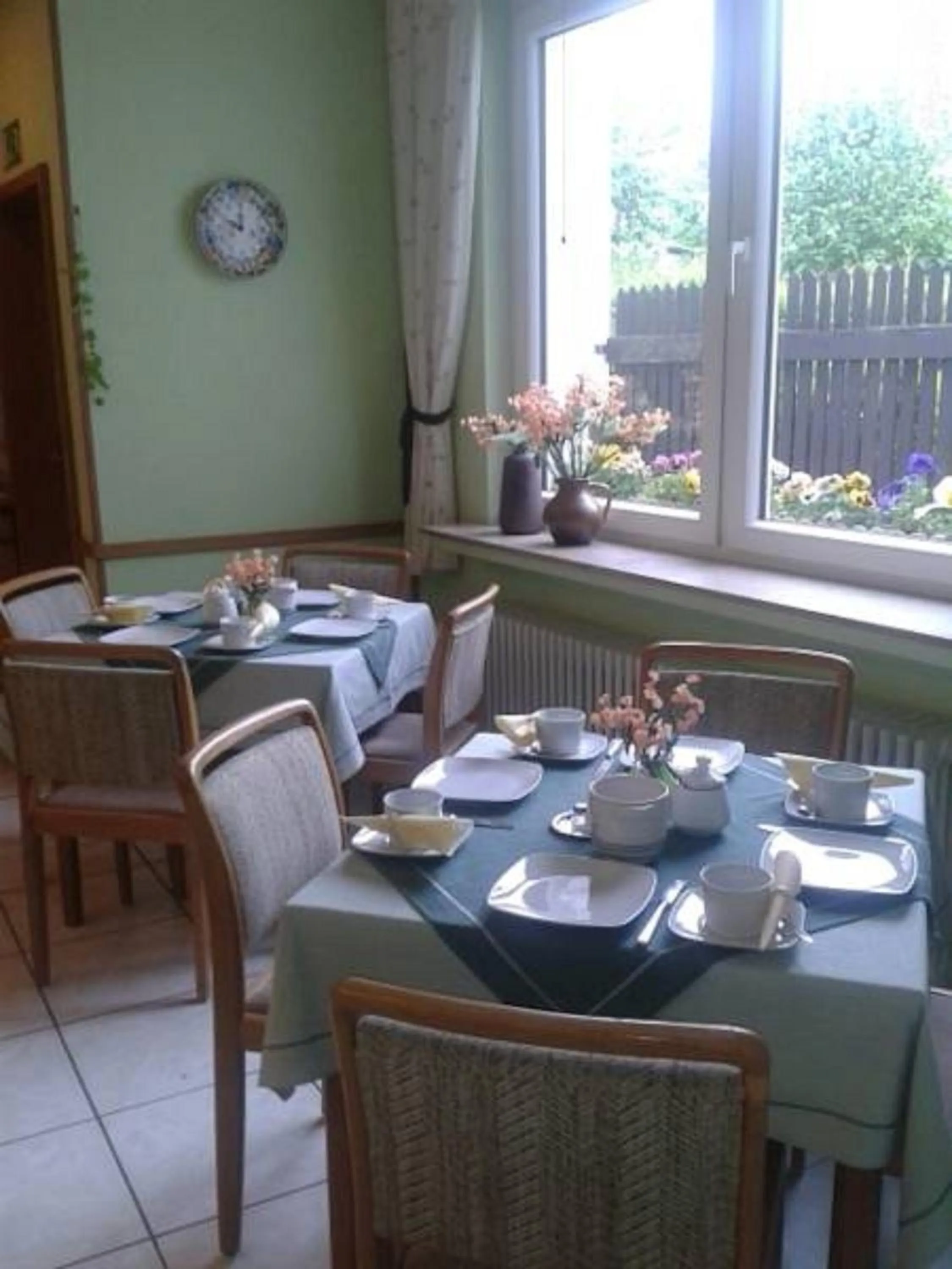 Restaurant/places to eat in Hotel Central