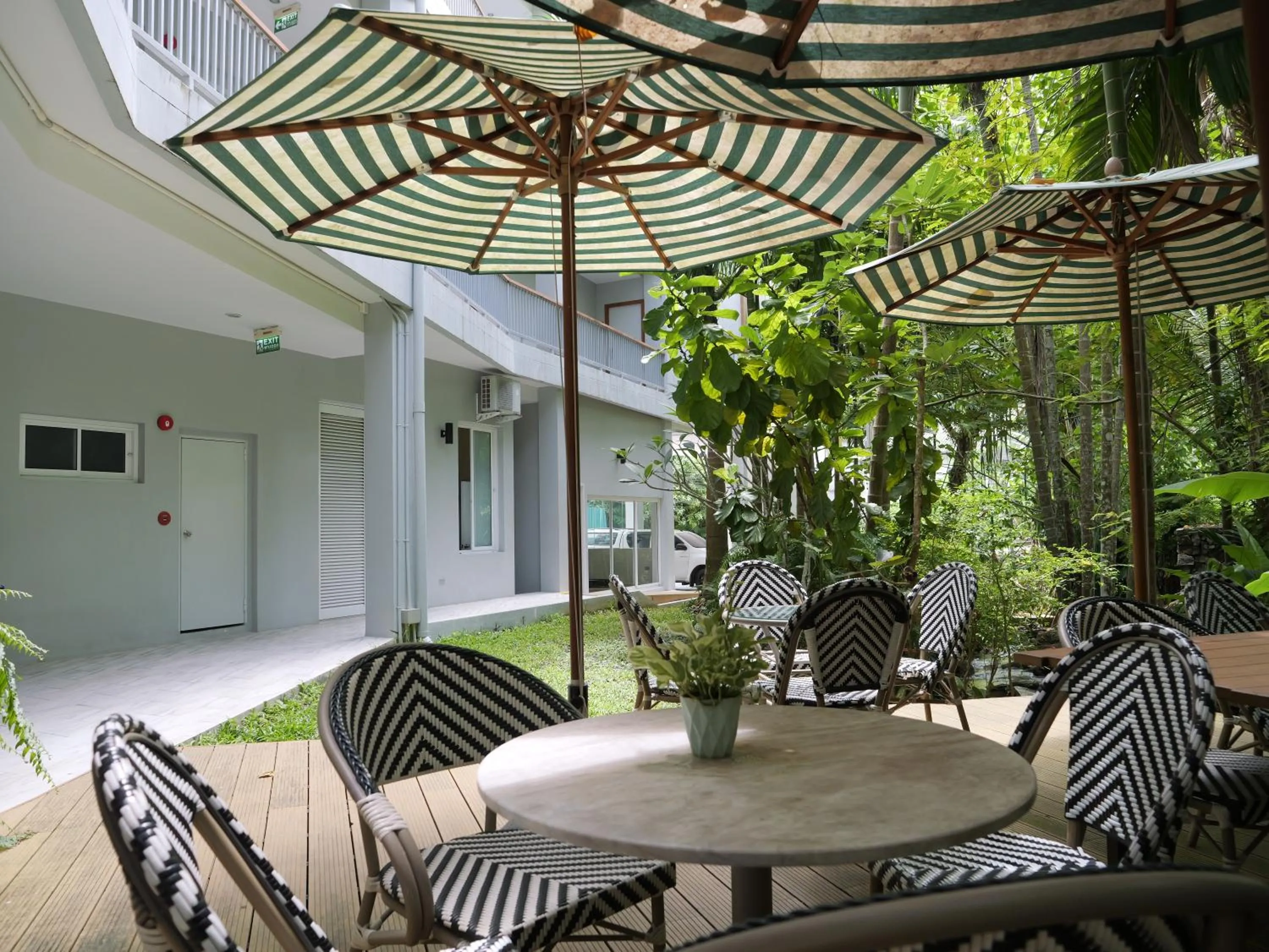 Patio in Karon beach apartment & sea view pool