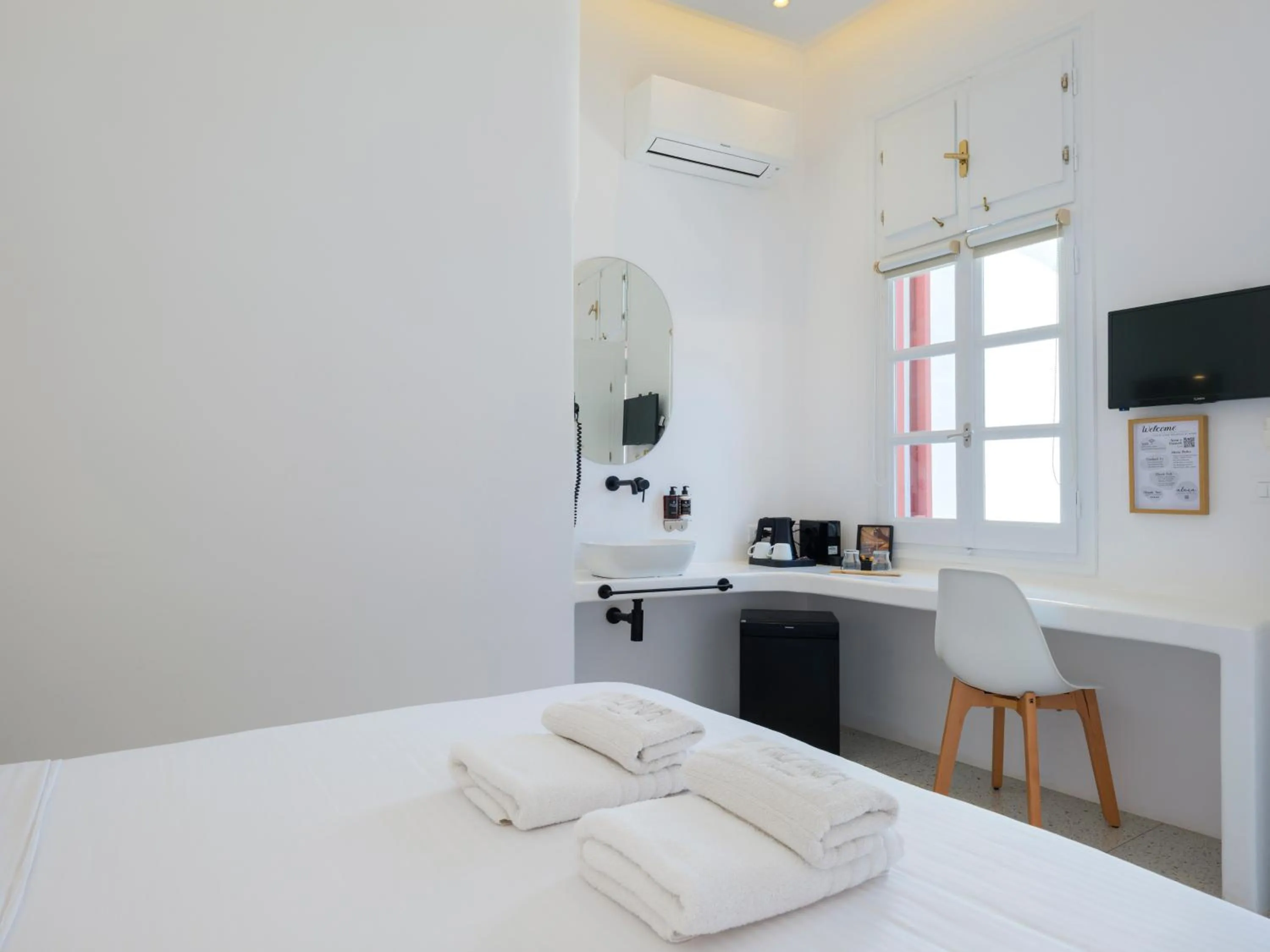 Bedroom, Bed in Alana Mykonos