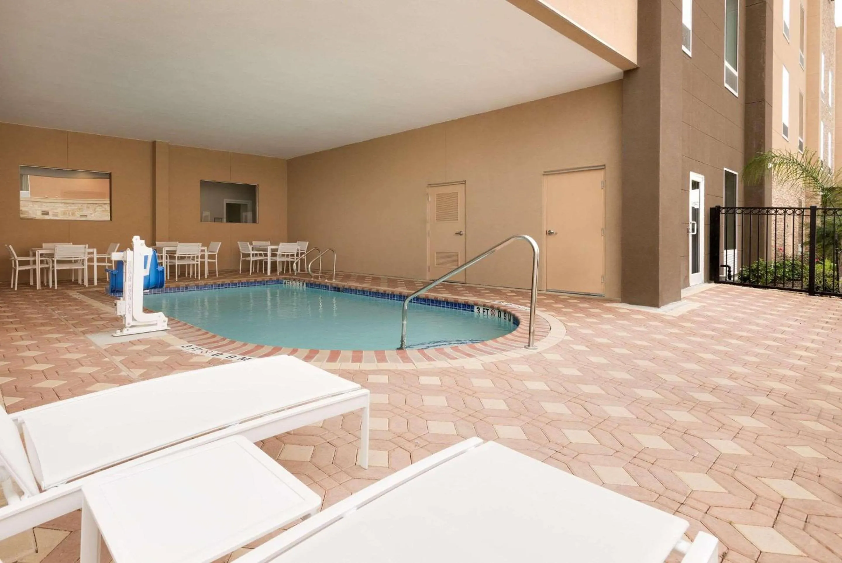 Swimming pool in Country Inn & Suites by Radisson, Katy Houston West , TX