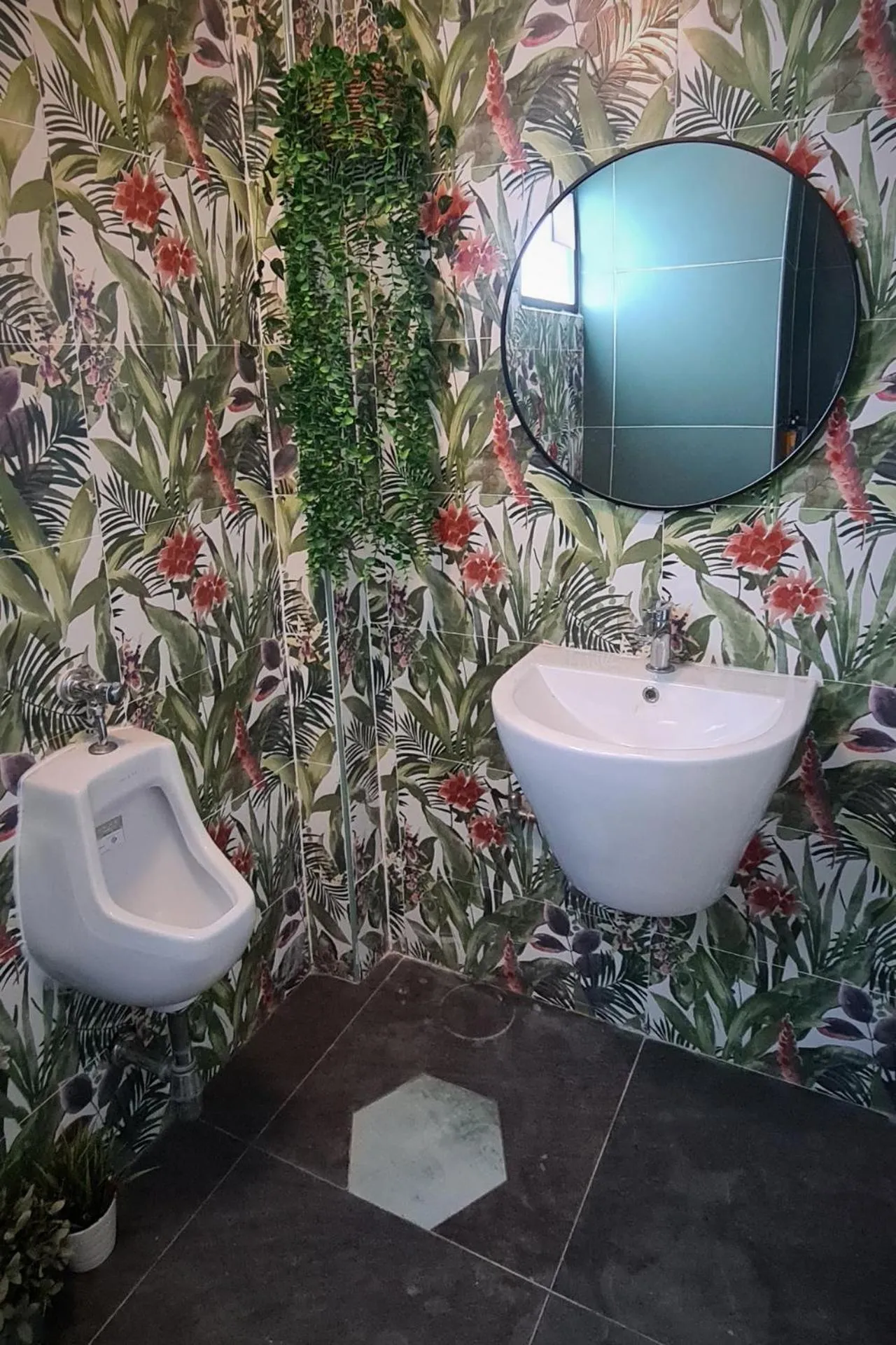 Toilet in DonMueang station hotel