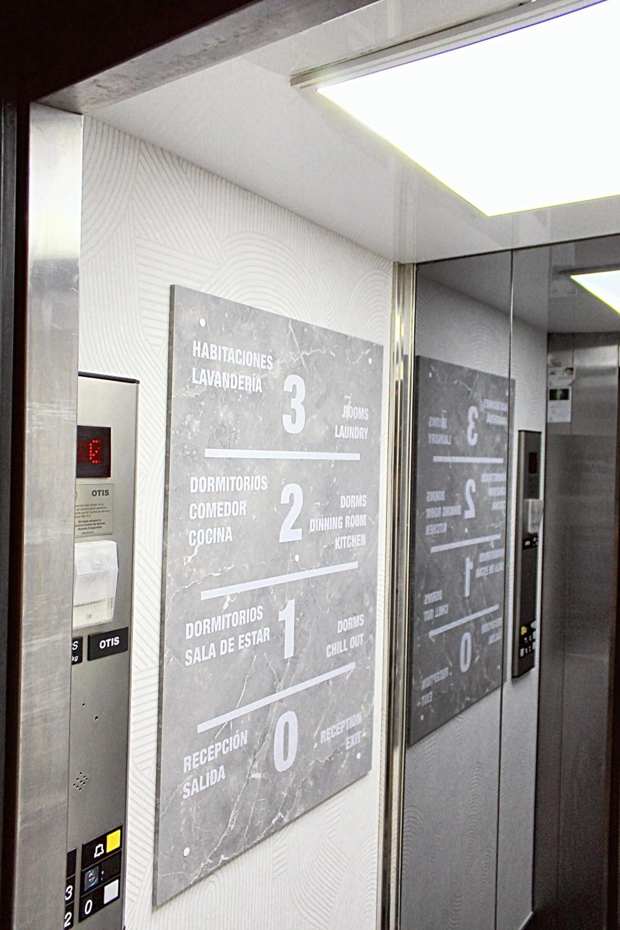 elevator in Mola! Hostel Burgos