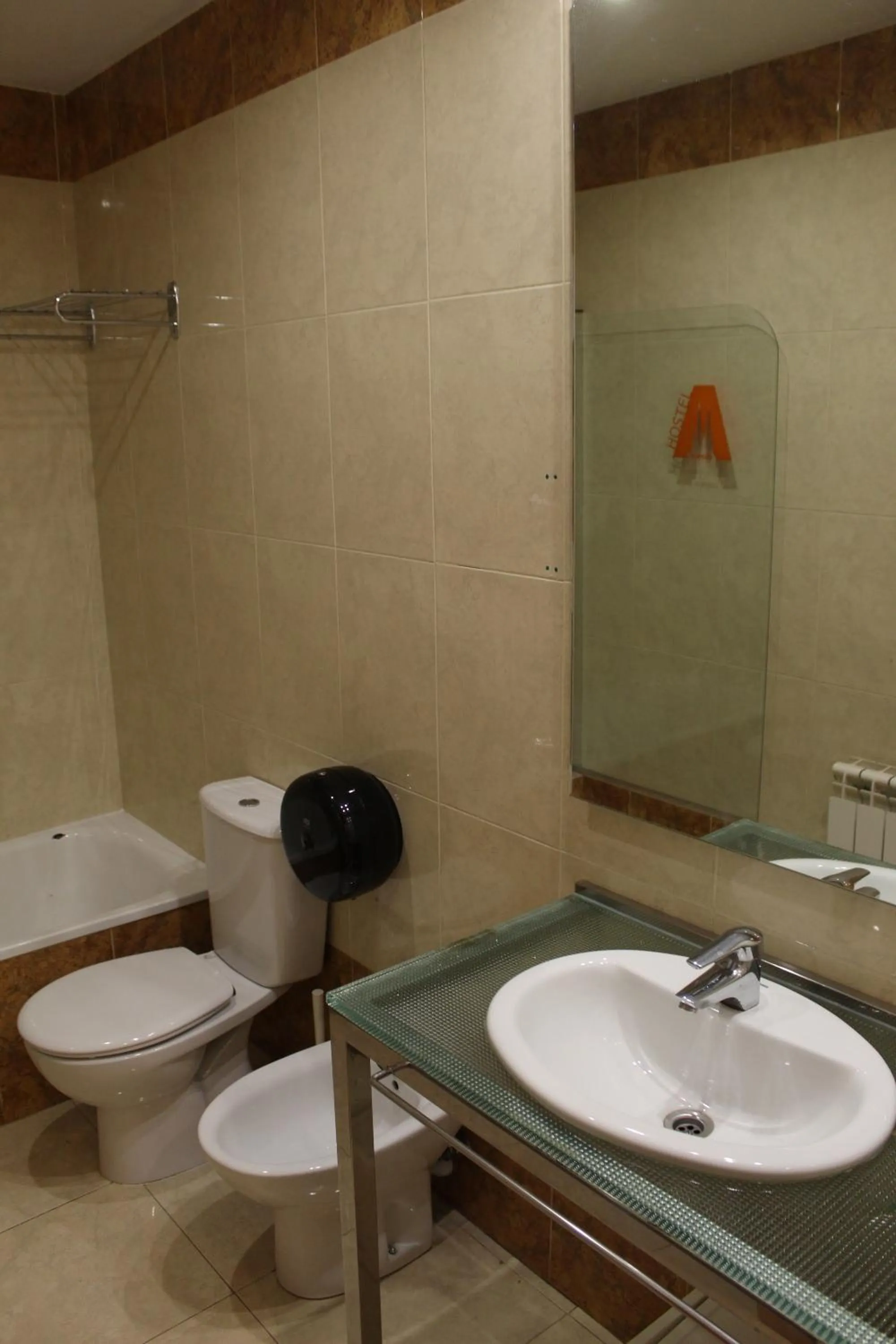 Shower in Mola! Hostel Burgos