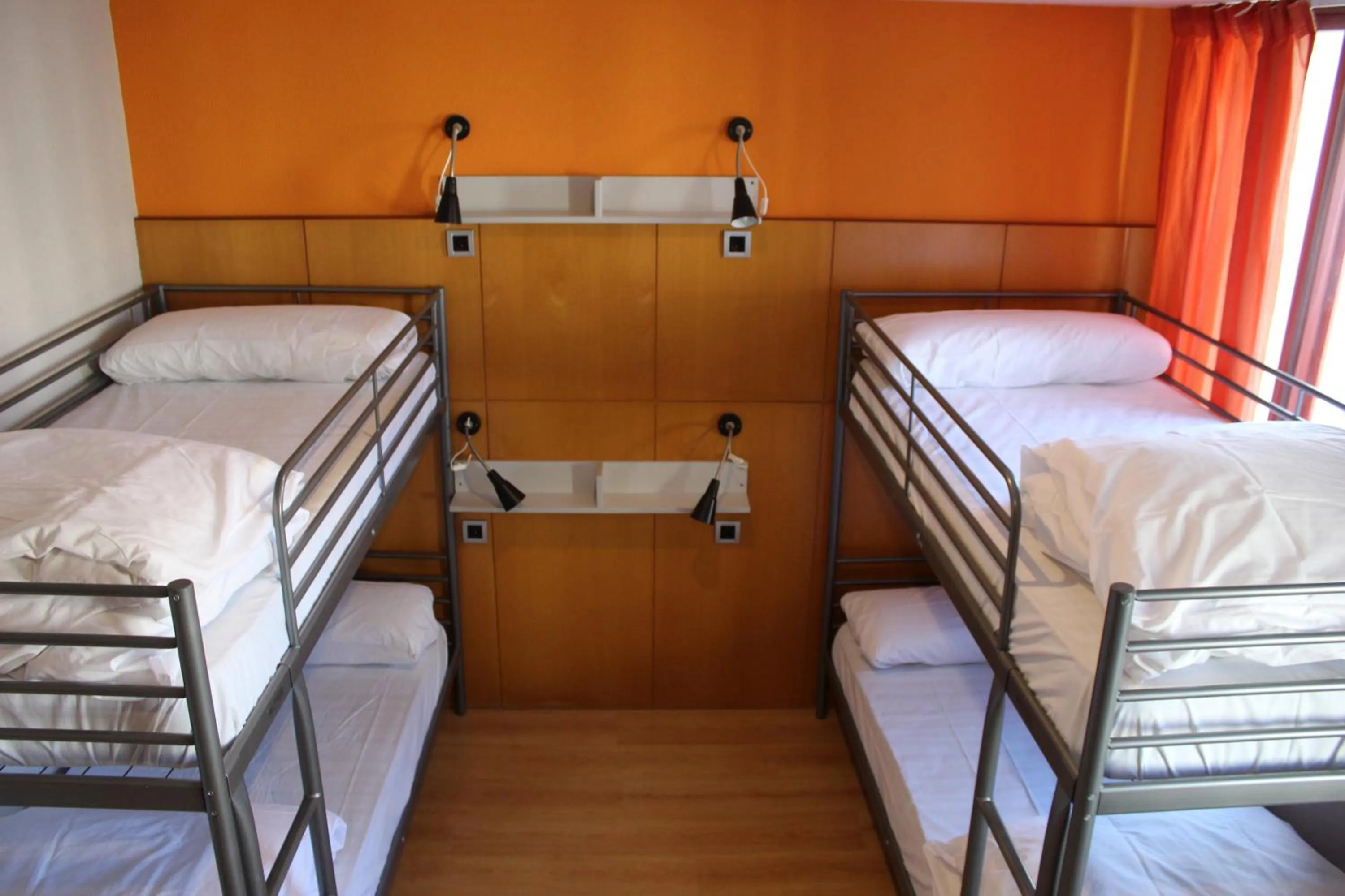 Bed in Mola! Hostel Burgos