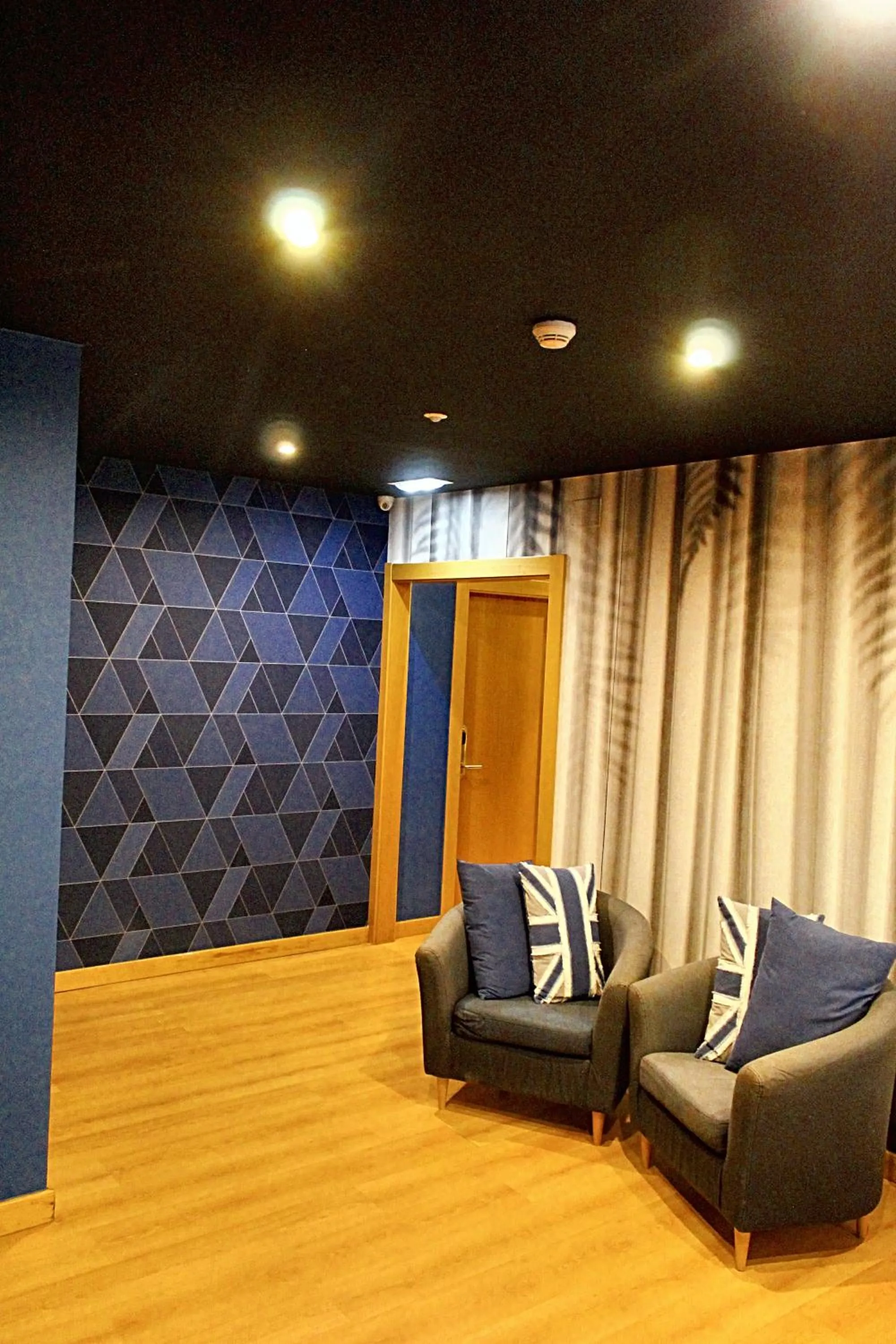 Seating area in Mola! Hostel Burgos