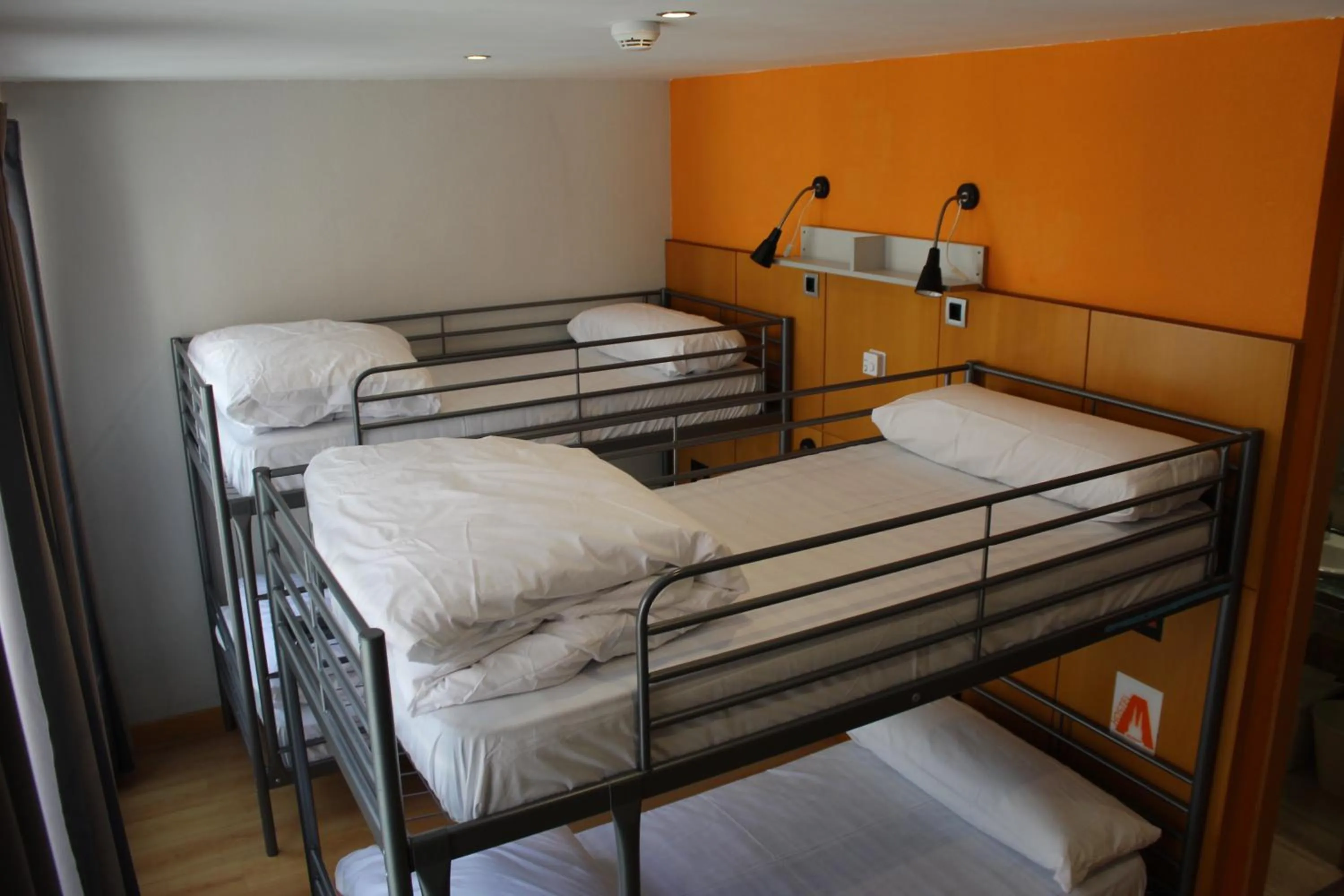 Bed in Mola! Hostel Burgos