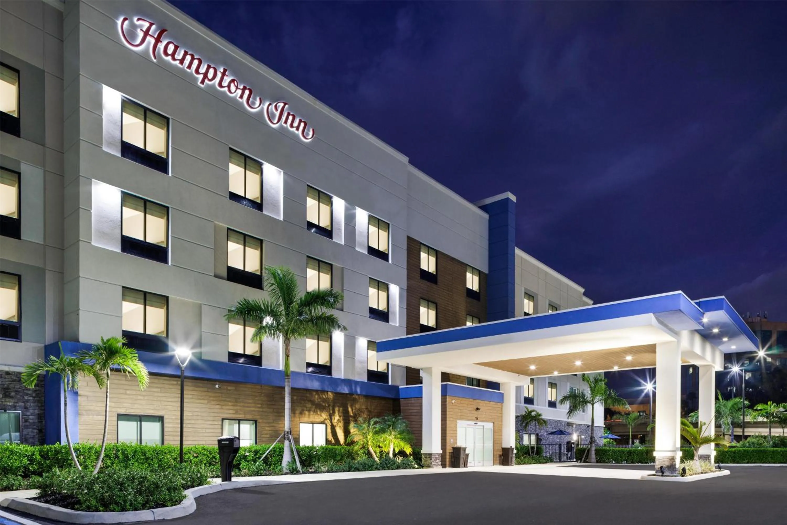 Property building in Hampton Inn Fort Myers Downtown