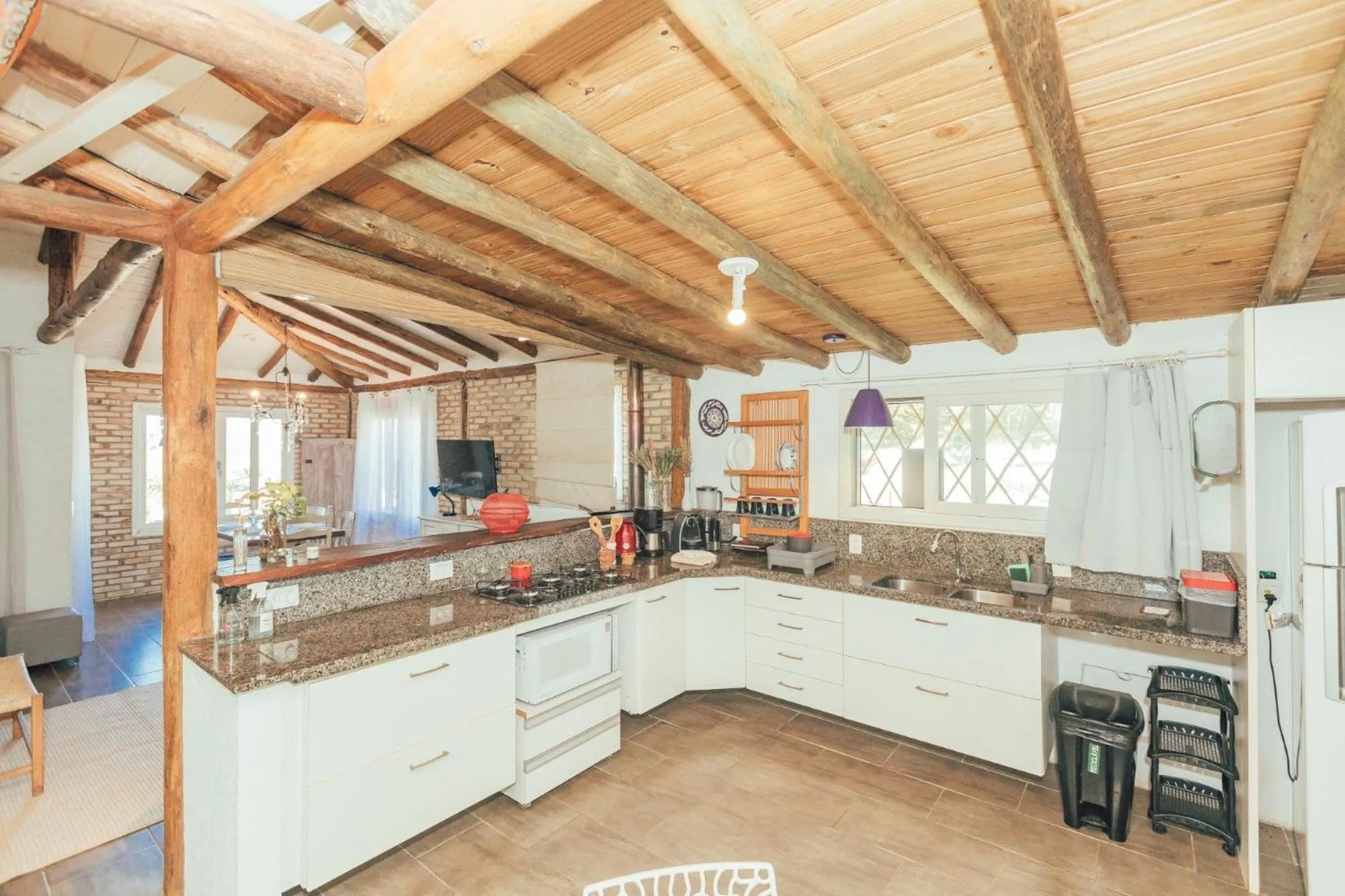 Kitchen or kitchenette in Chalés e Bangalôs Ibiraquera