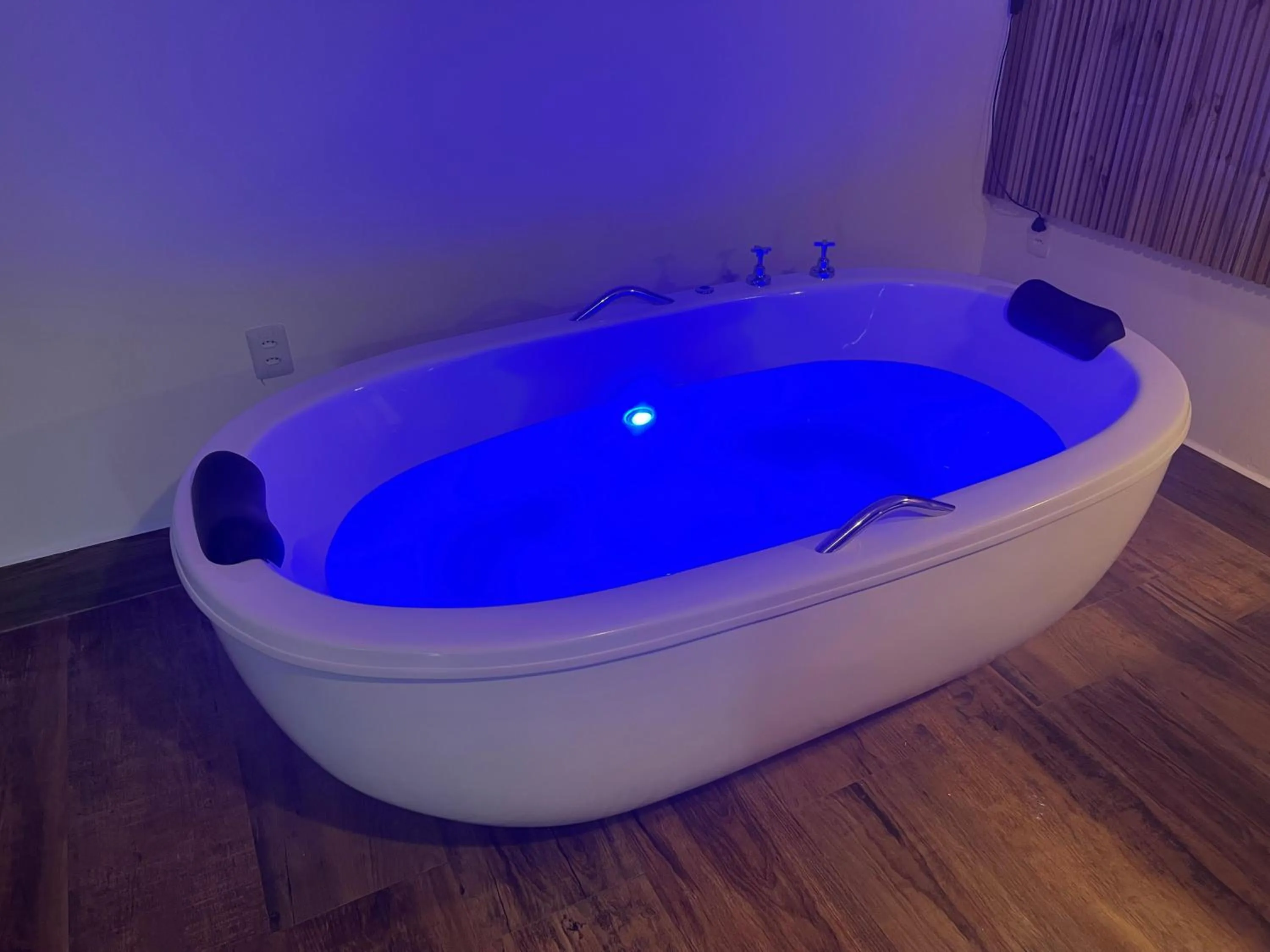 Bath in Chalés e Bangalôs Ibiraquera