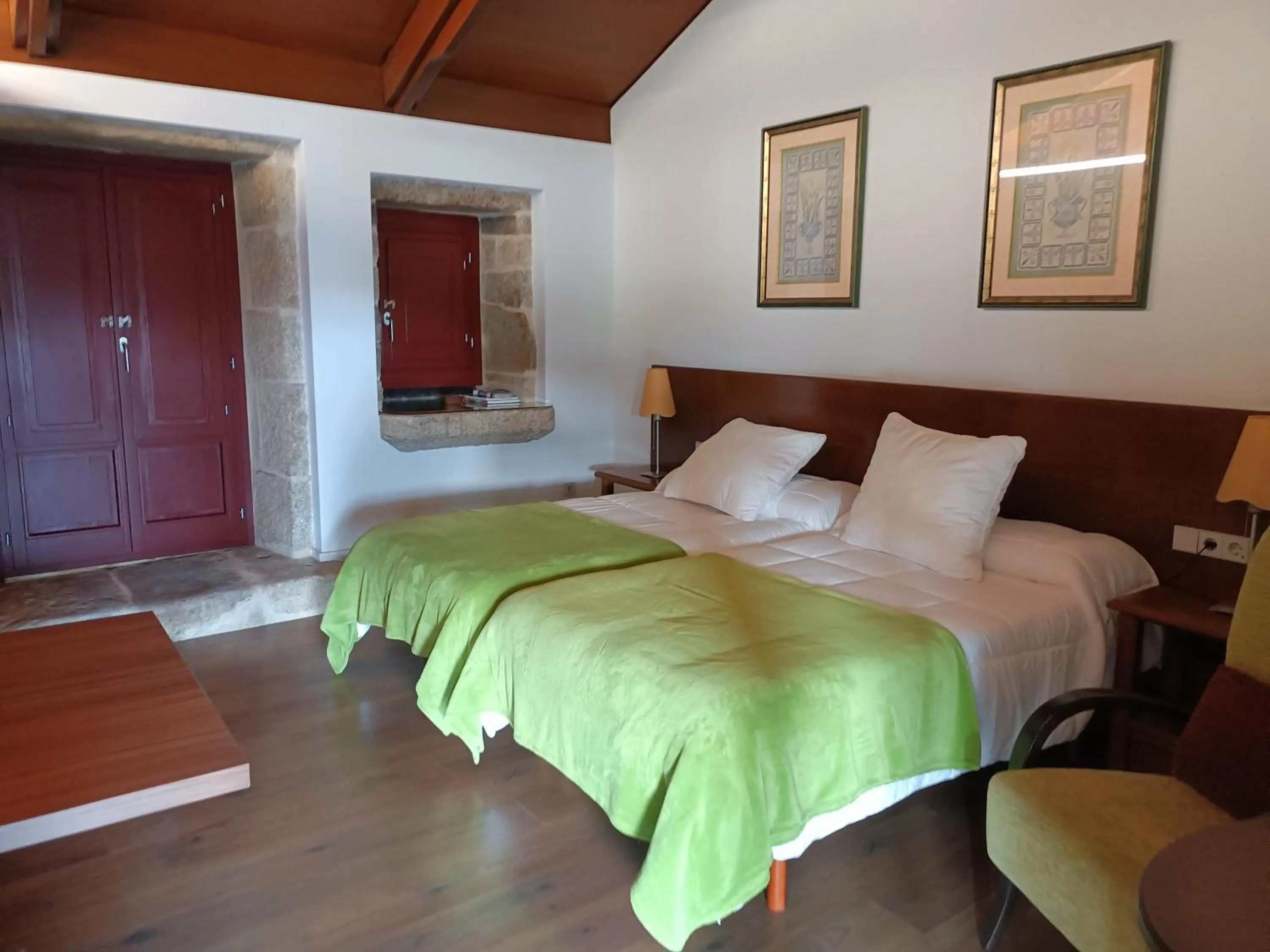 Photo of the whole room, Bed in Casa das Capelas