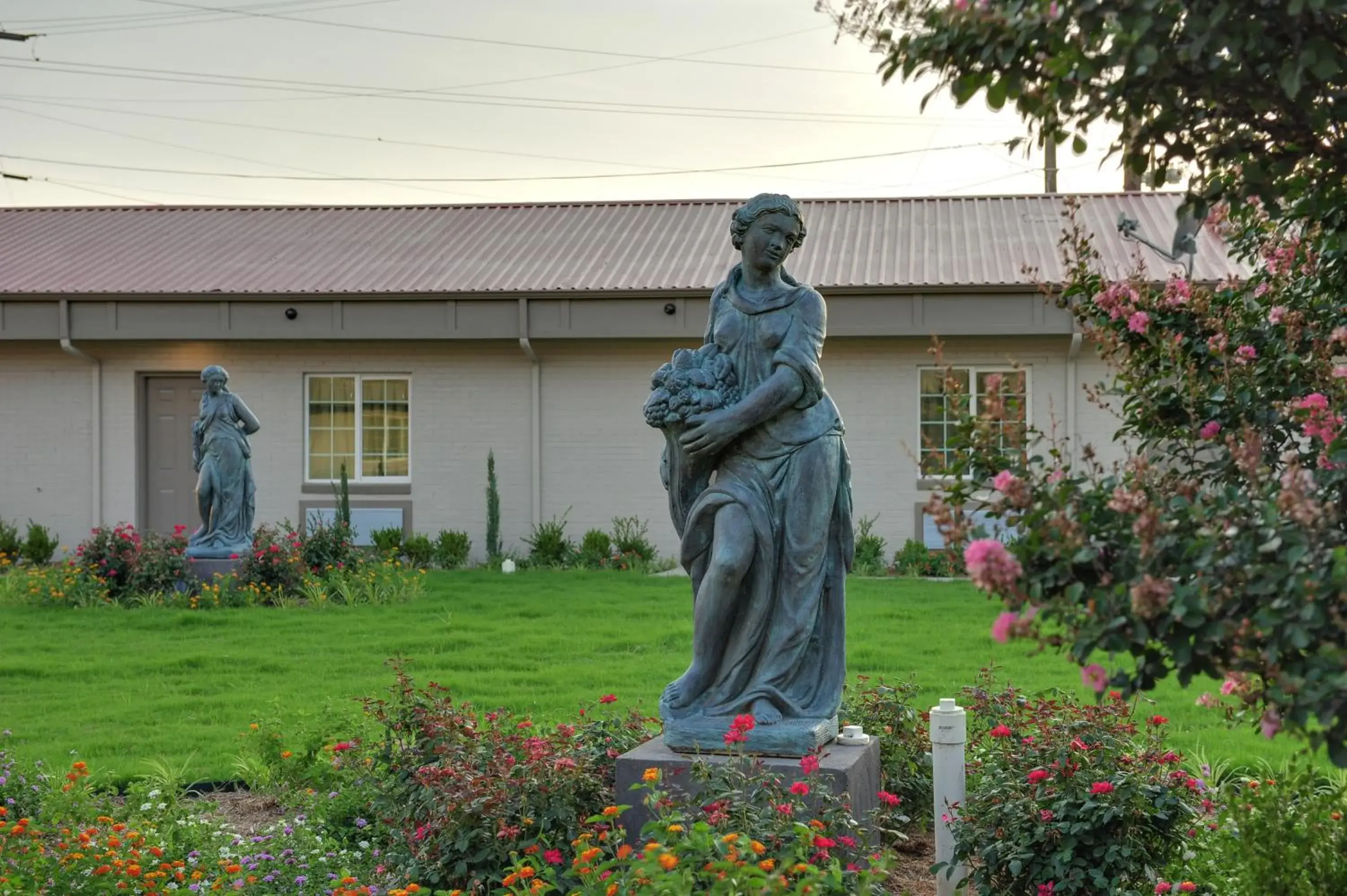 Garden in Romantic Inn & Suites