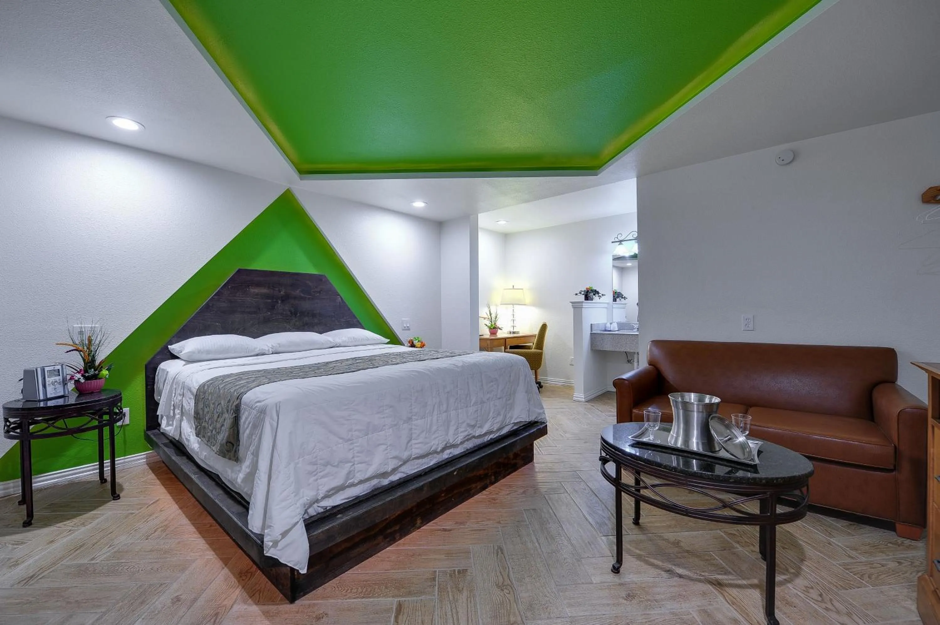 Coffee/tea facilities, Bed in Romantic Inn & Suites