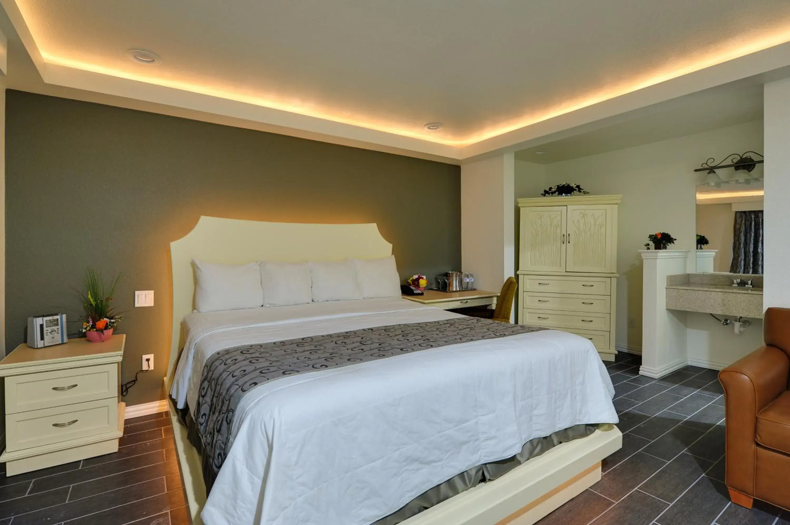 Bathroom, Bed in Romantic Inn & Suites