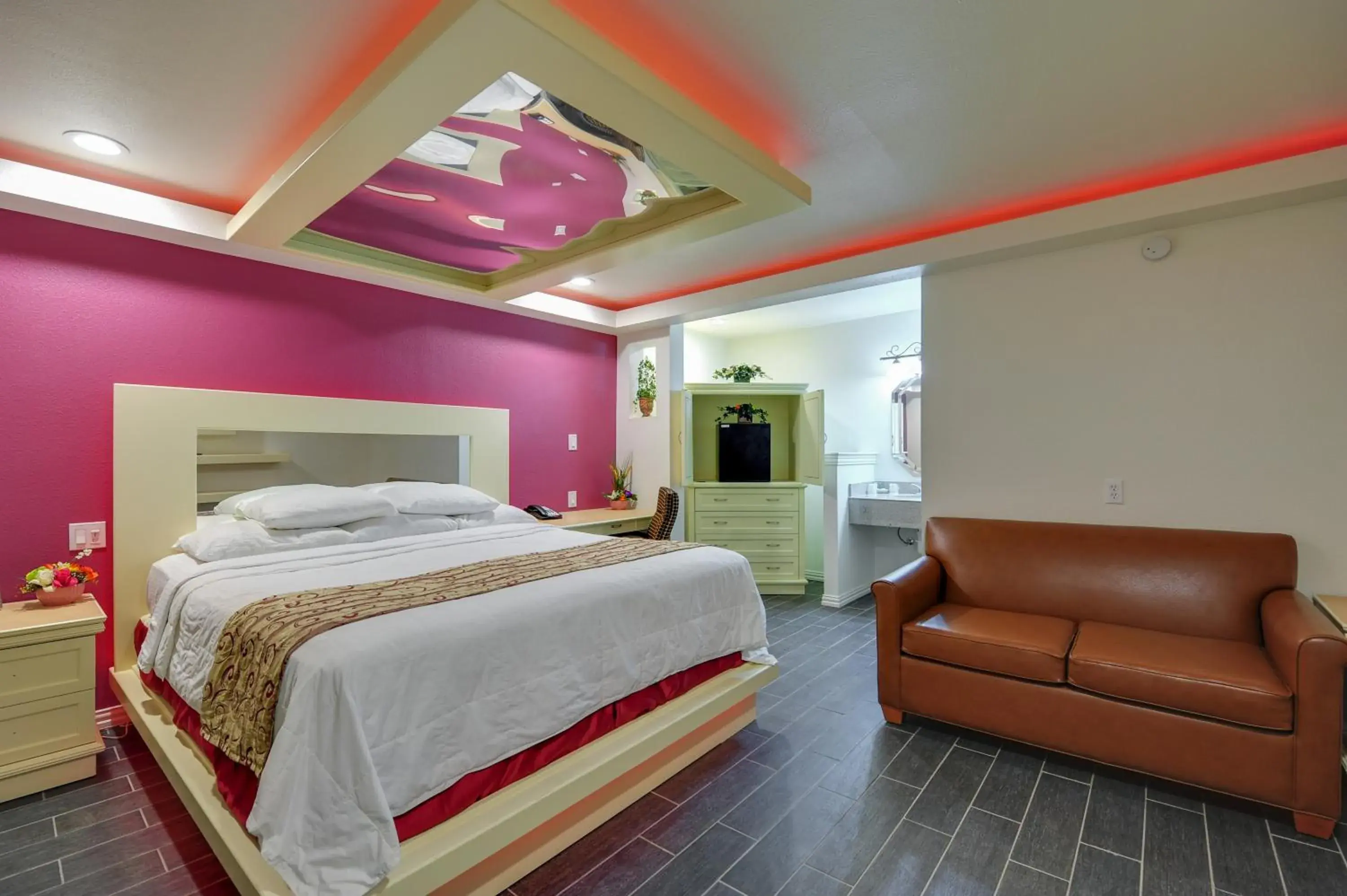 Shower, Bed in Romantic Inn & Suites