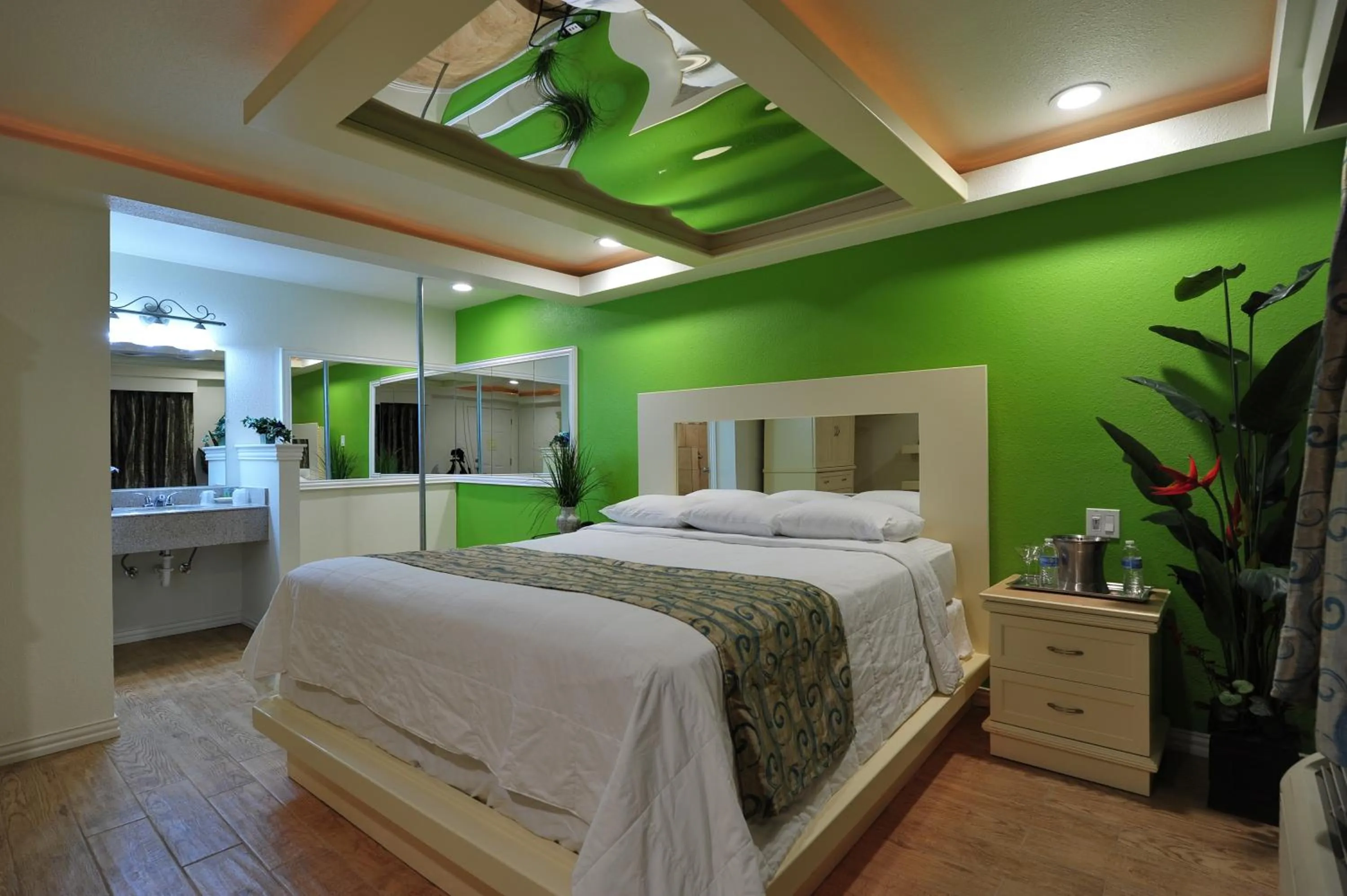 Shower, Bed in Romantic Inn & Suites