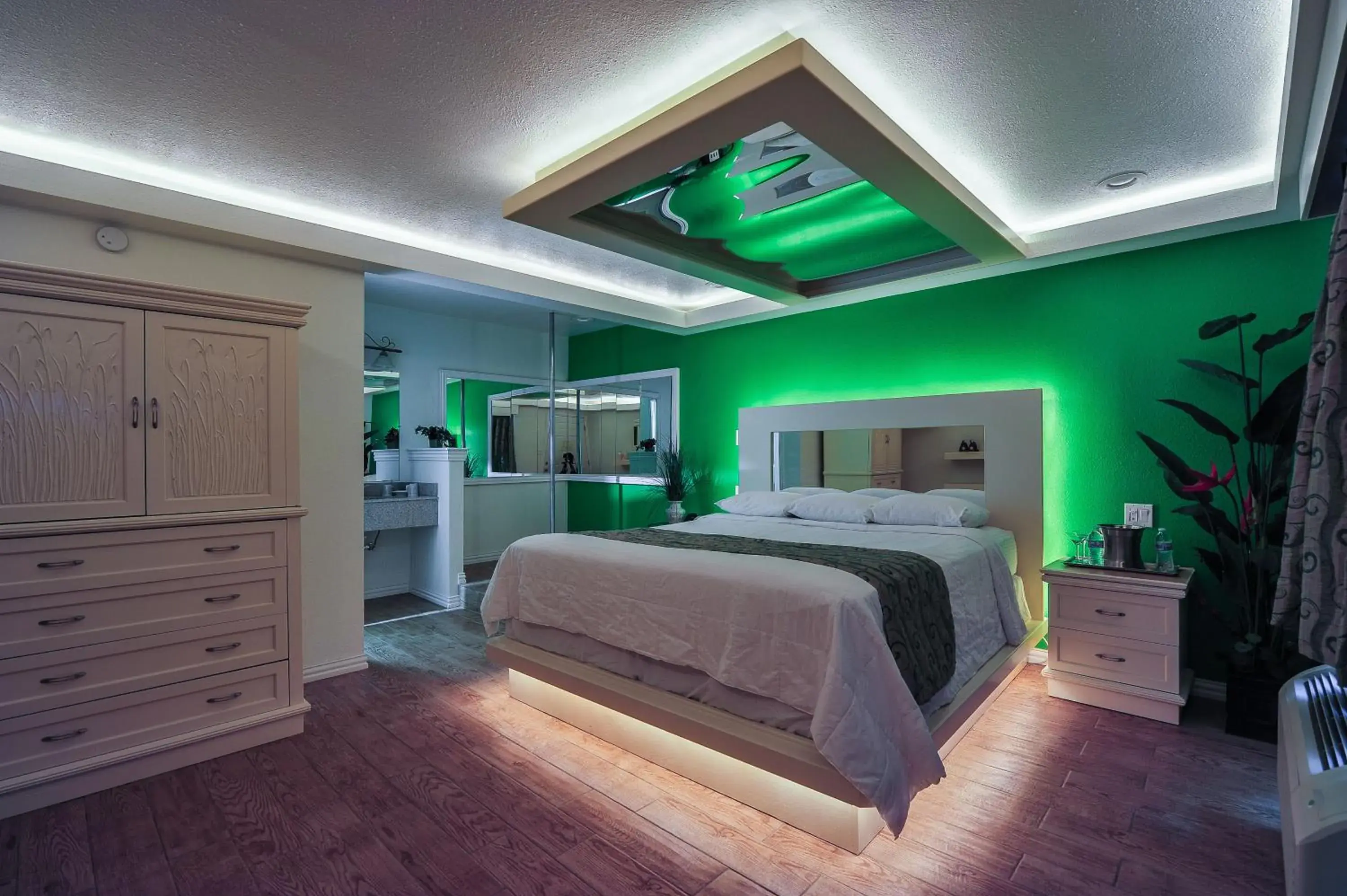TV and multimedia, Bed in Romantic Inn & Suites