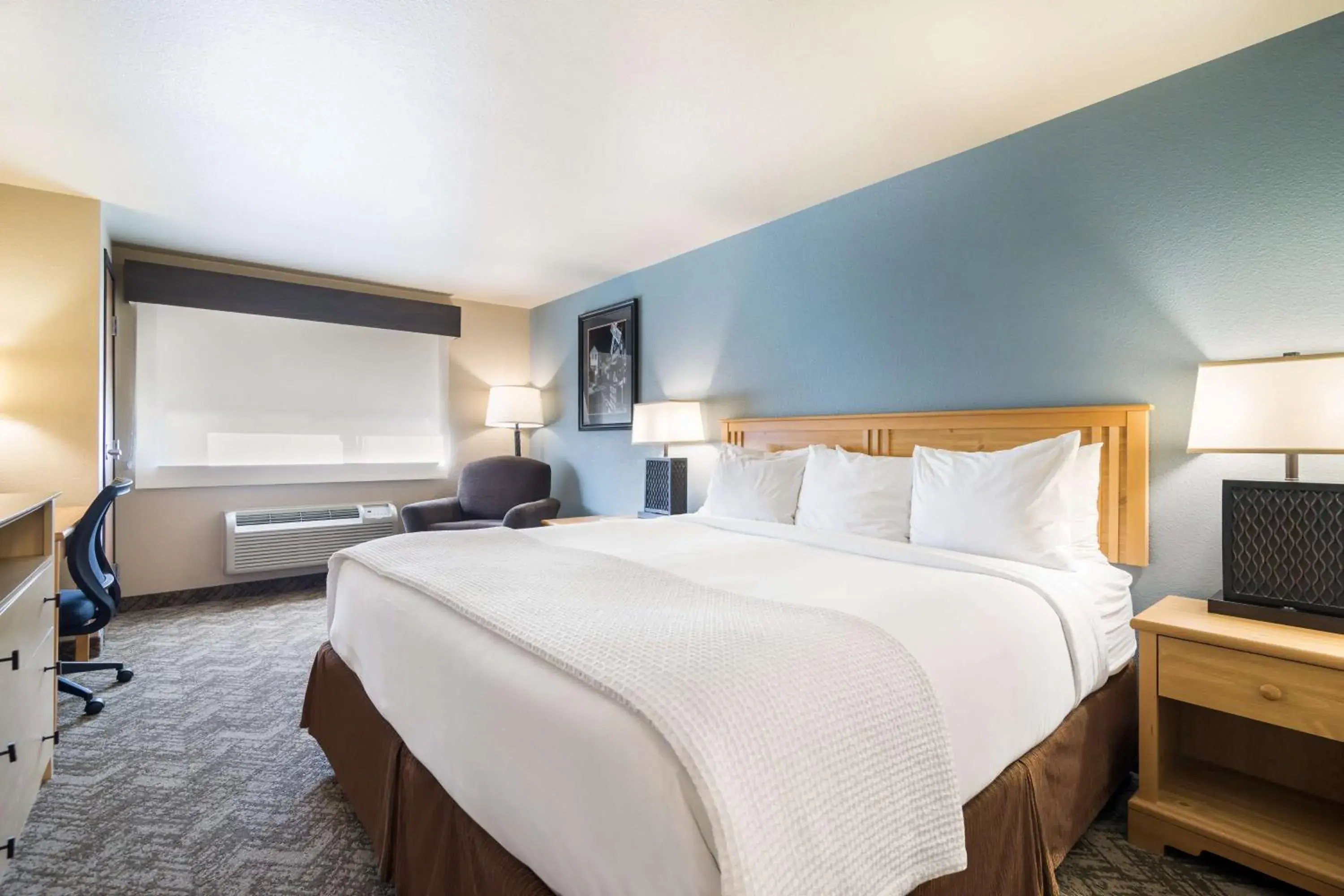 Bedroom in Best Western Golden Spike Inn & Suites Bedroom in Best Western Golden Spike Inn & Suites