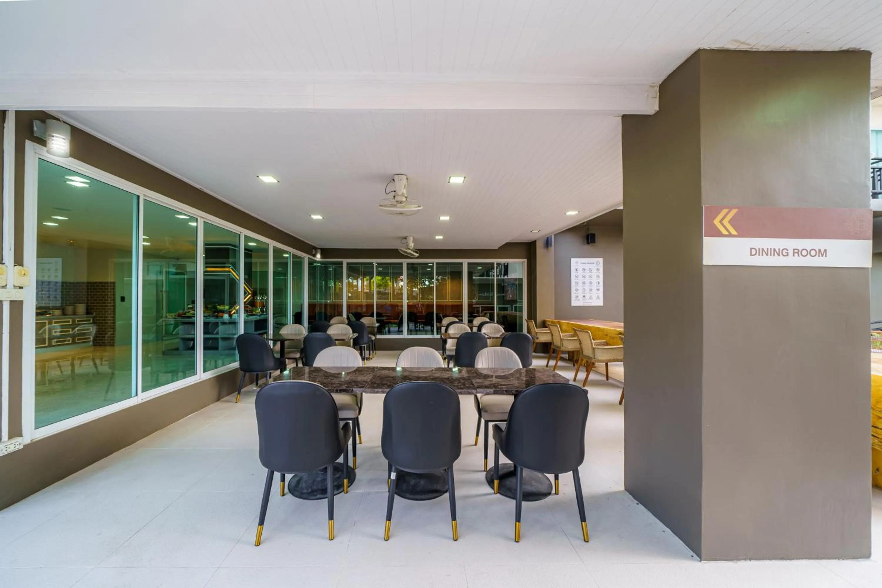 Restaurant/places to eat in LHC HOTEL AND RESORT