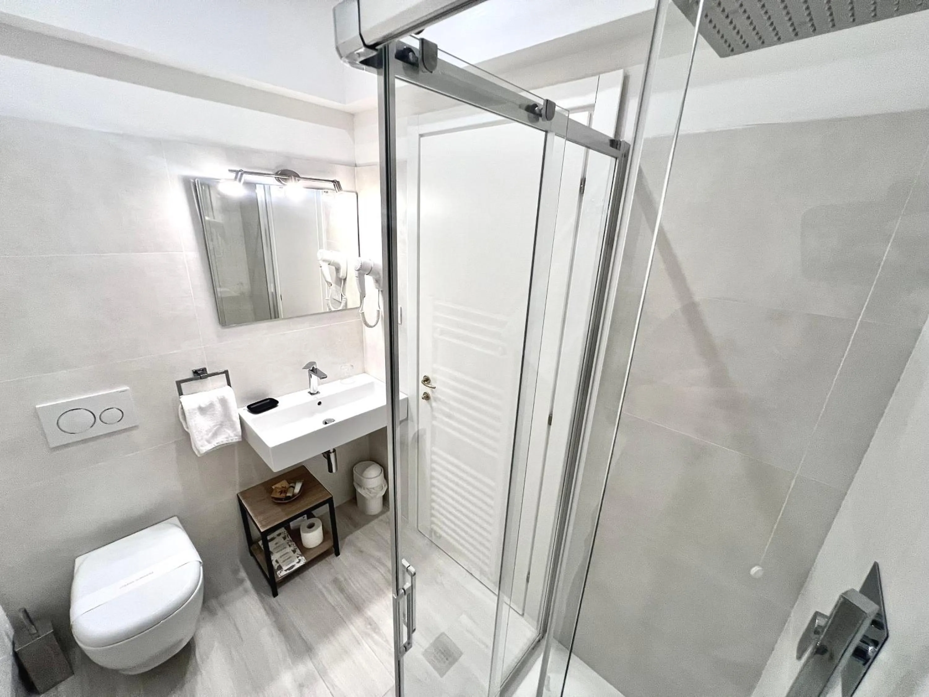 Shower in Hotel Boncardo