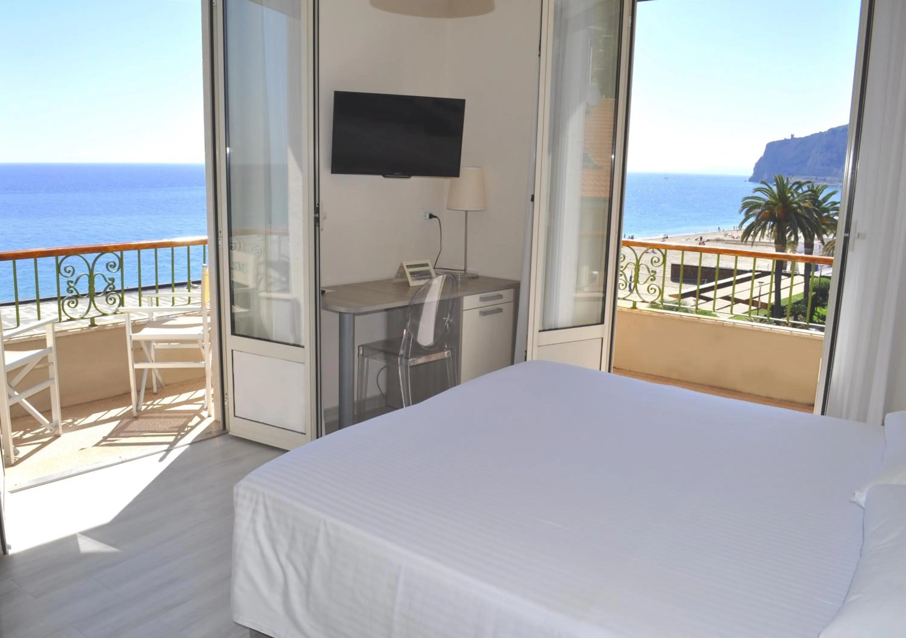 Balcony/Terrace, Bed in Hotel Boncardo