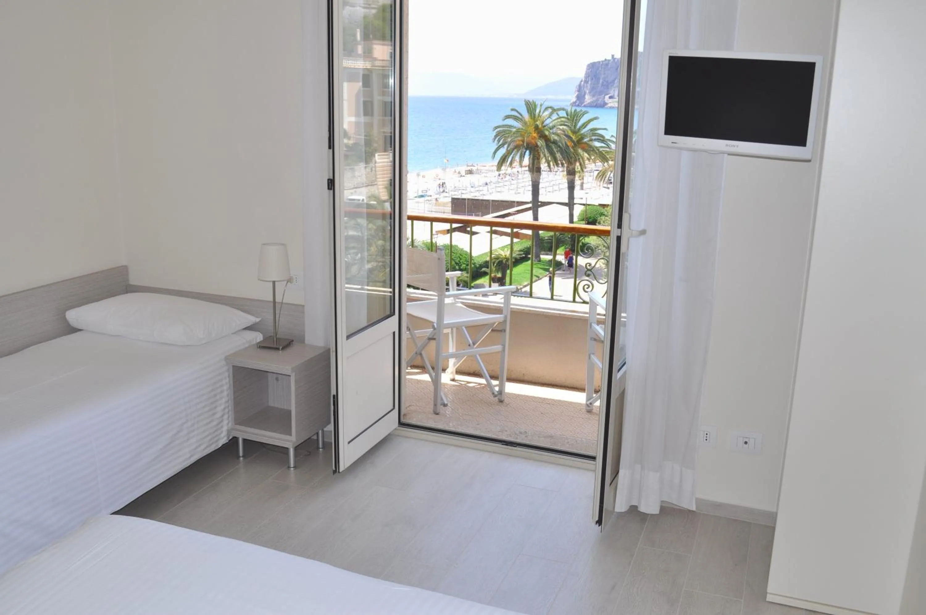 Sea view, Bed in Hotel Boncardo