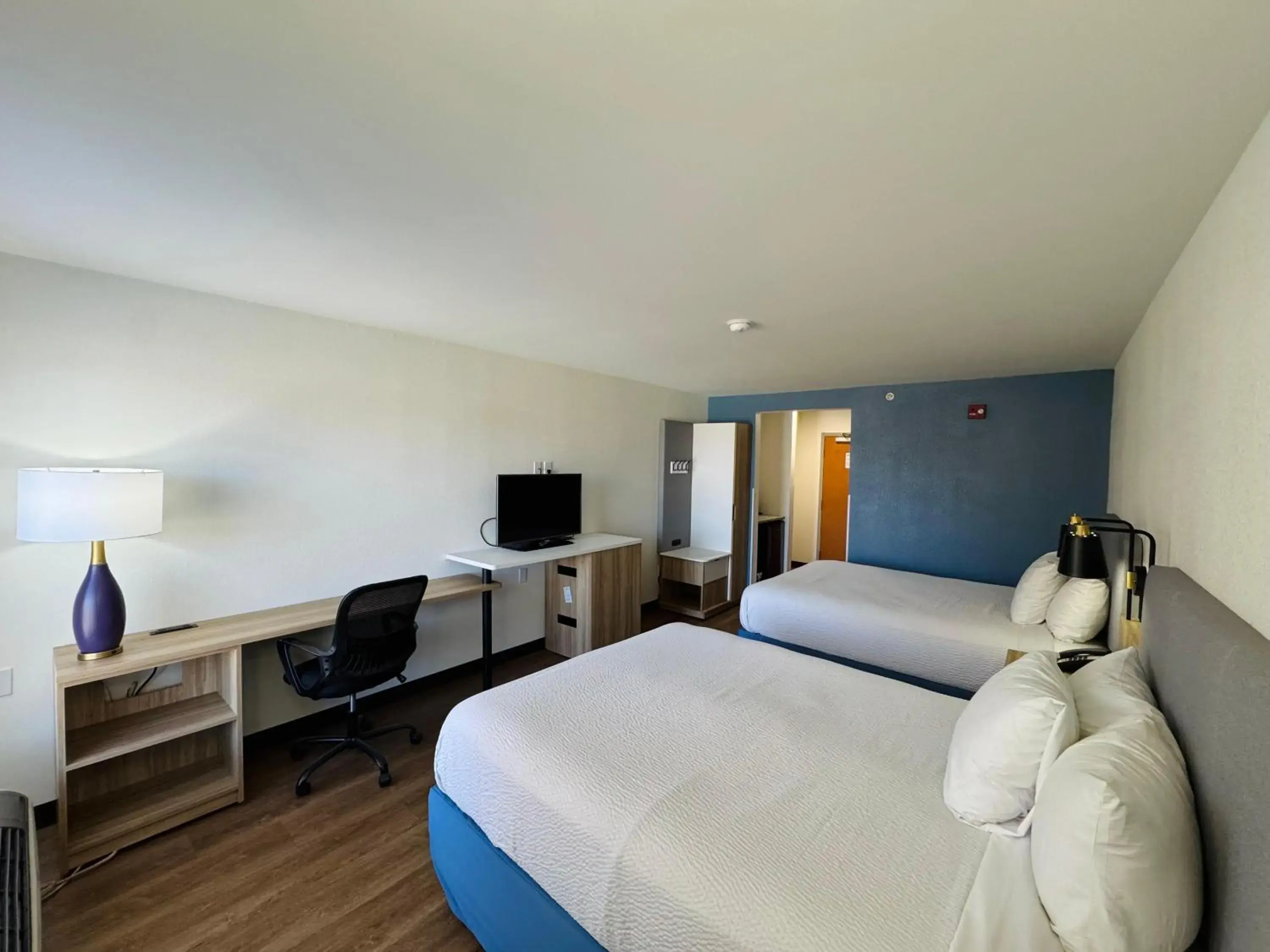 Communal lounge/ TV room, Bed in Days Inn by Wyndham Manassas Communal lounge/ TV room, Bed in Days Inn by Wyndham Manassas