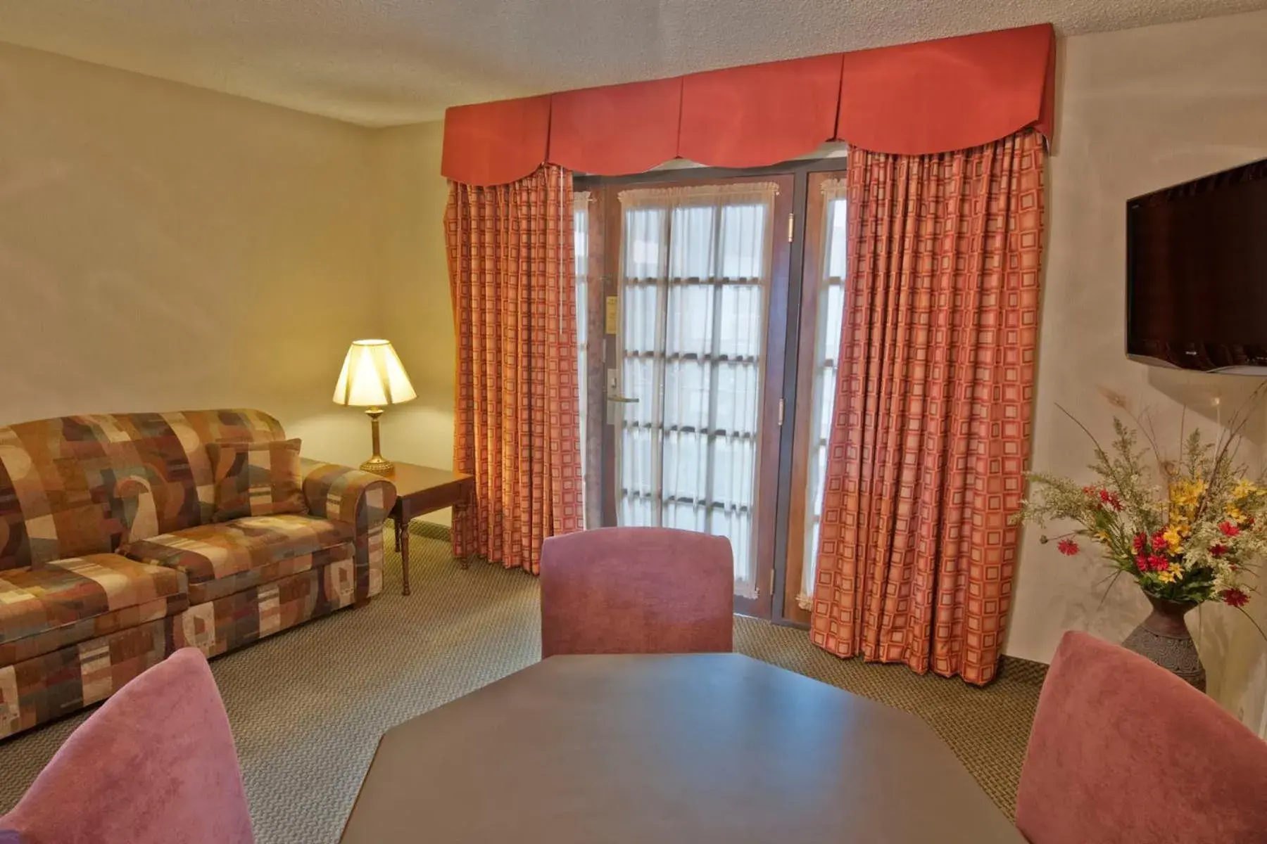 Living room in MCM Elegante Suites Abilene Living room in MCM Elegante Suites Abilene