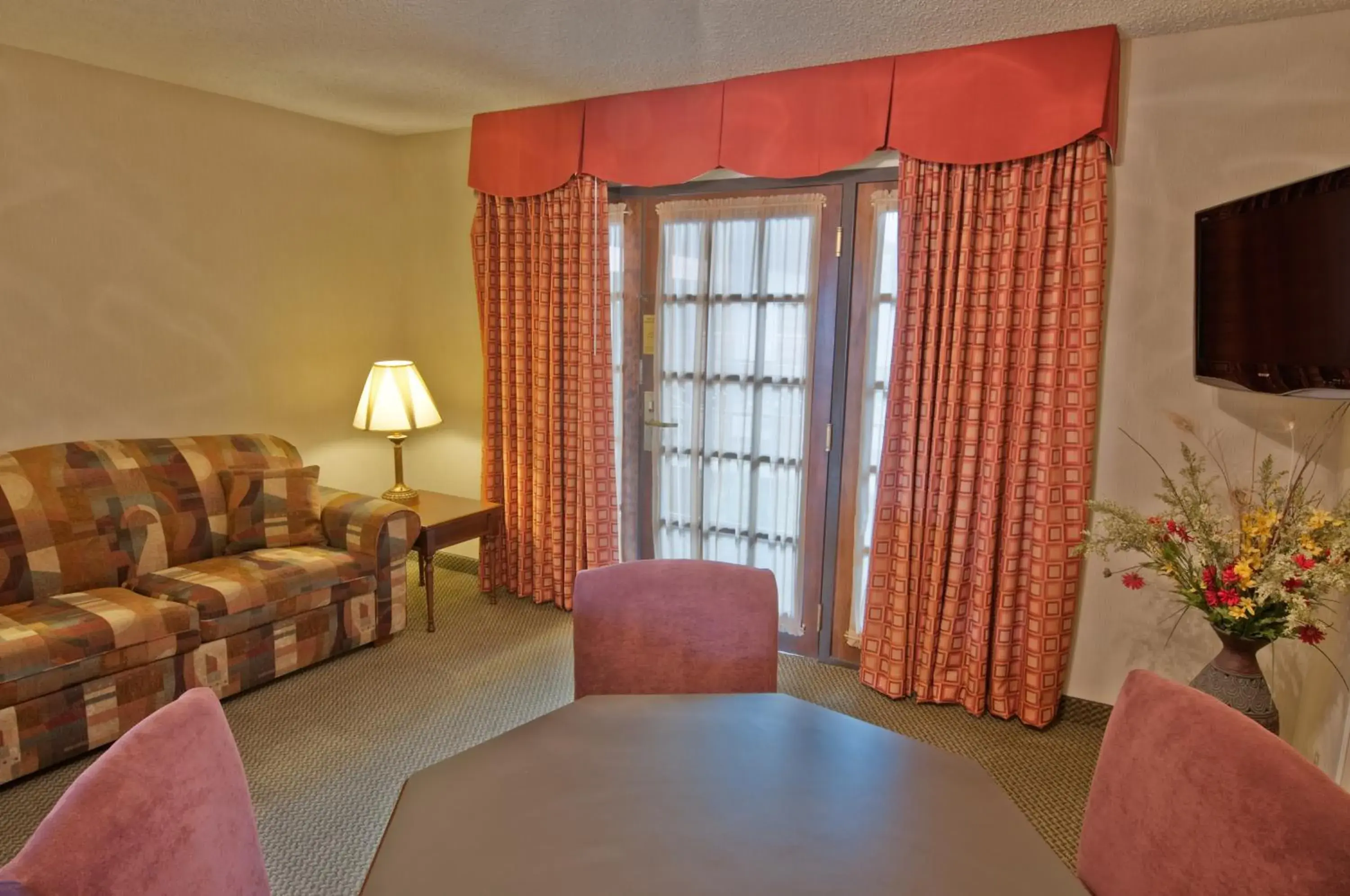 Living room in MCM Elegante Suites Abilene Living room in MCM Elegante Suites Abilene