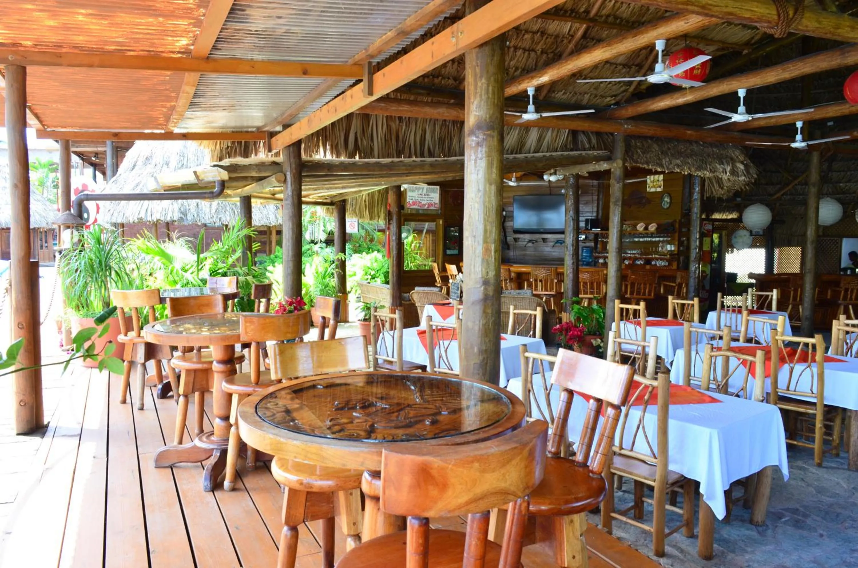Restaurant/places to eat in Mar Marine Yacht Club