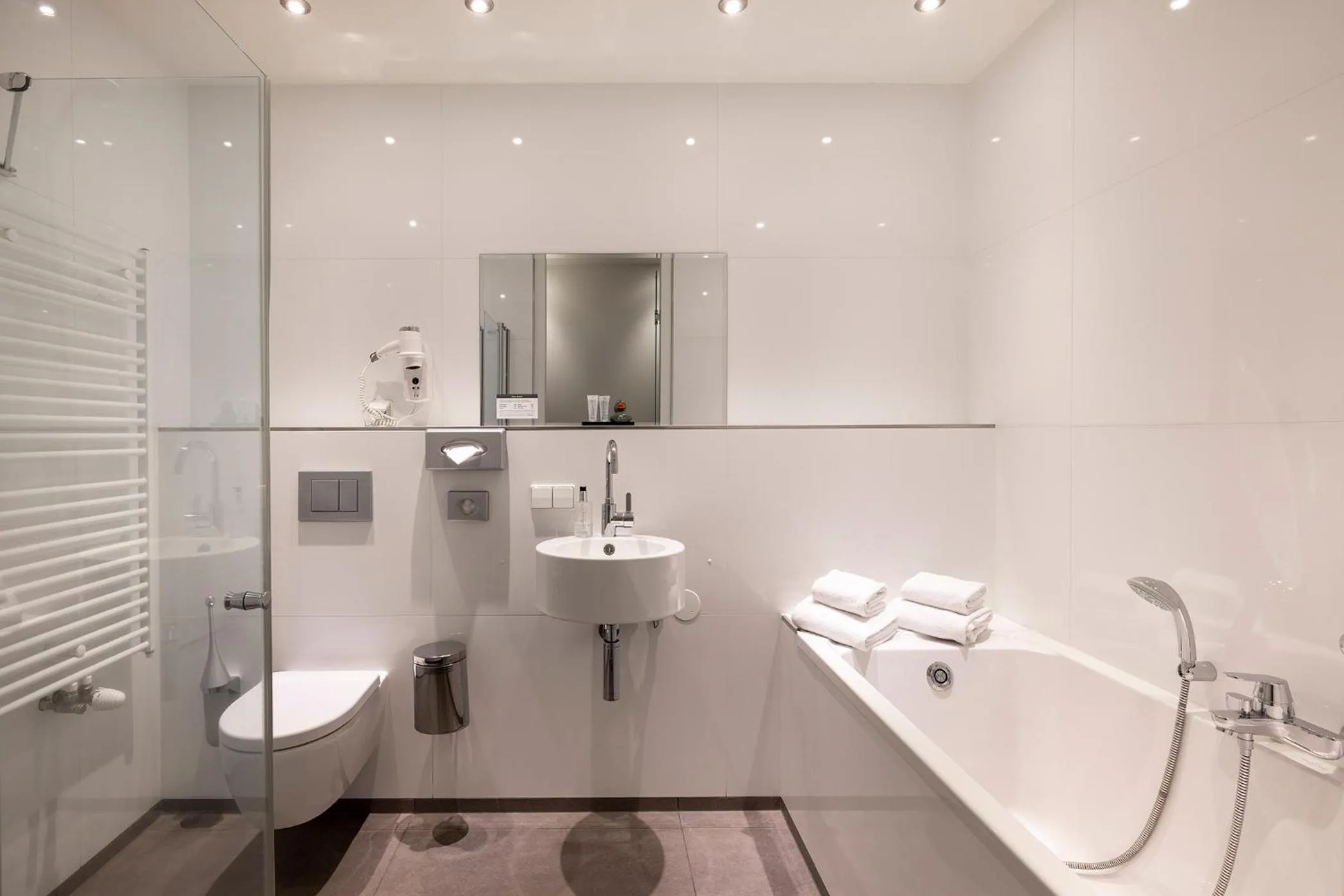 Shower in Hotel Mitland