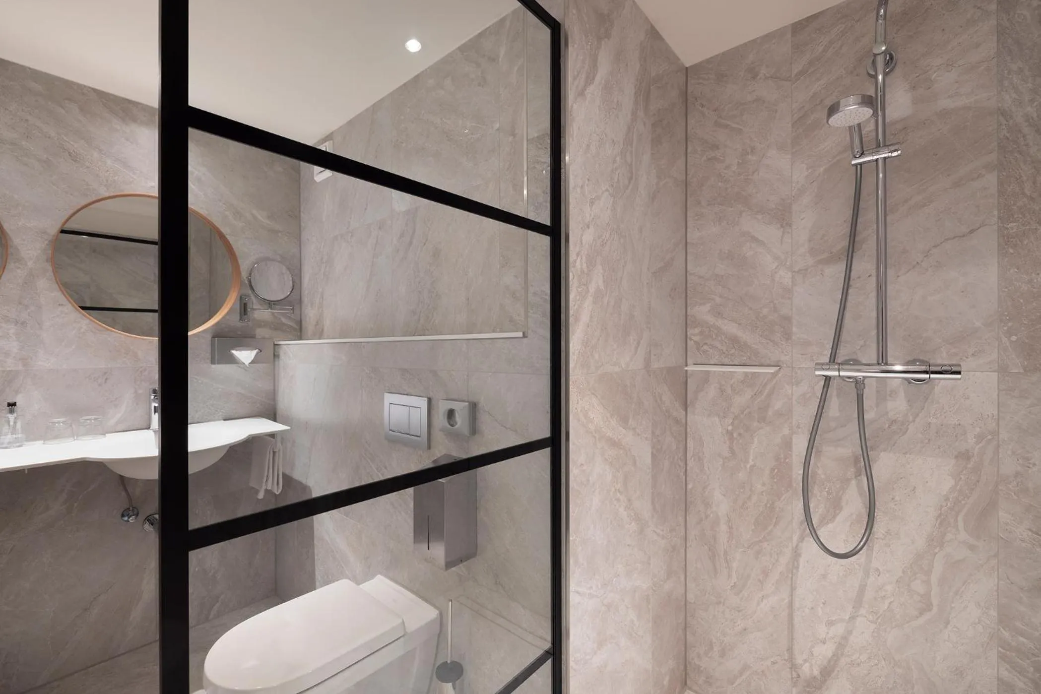 Shower in Hotel Mitland