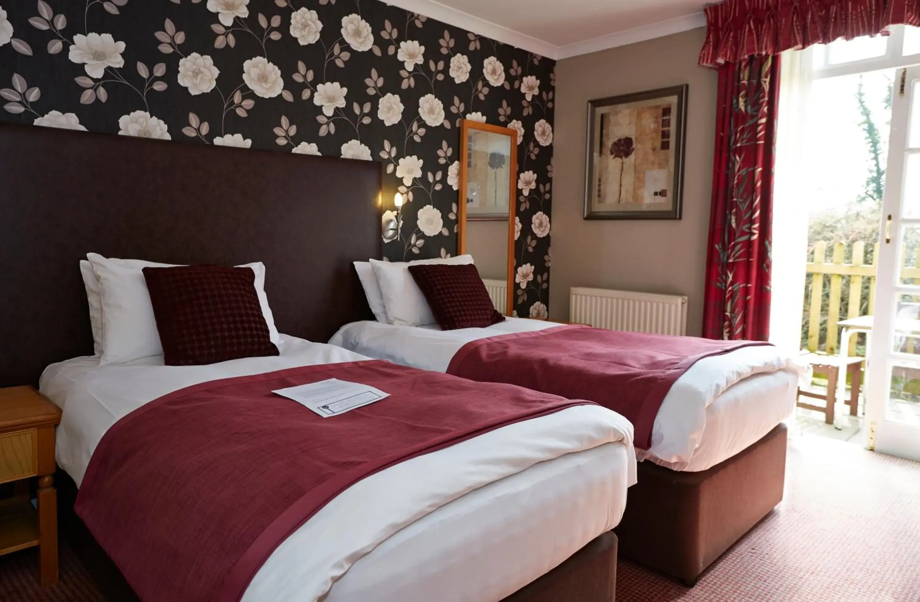 Twin Room in Royal George Hotel by Greene King Inns Twin Room in Royal George Hotel by Greene King Inns