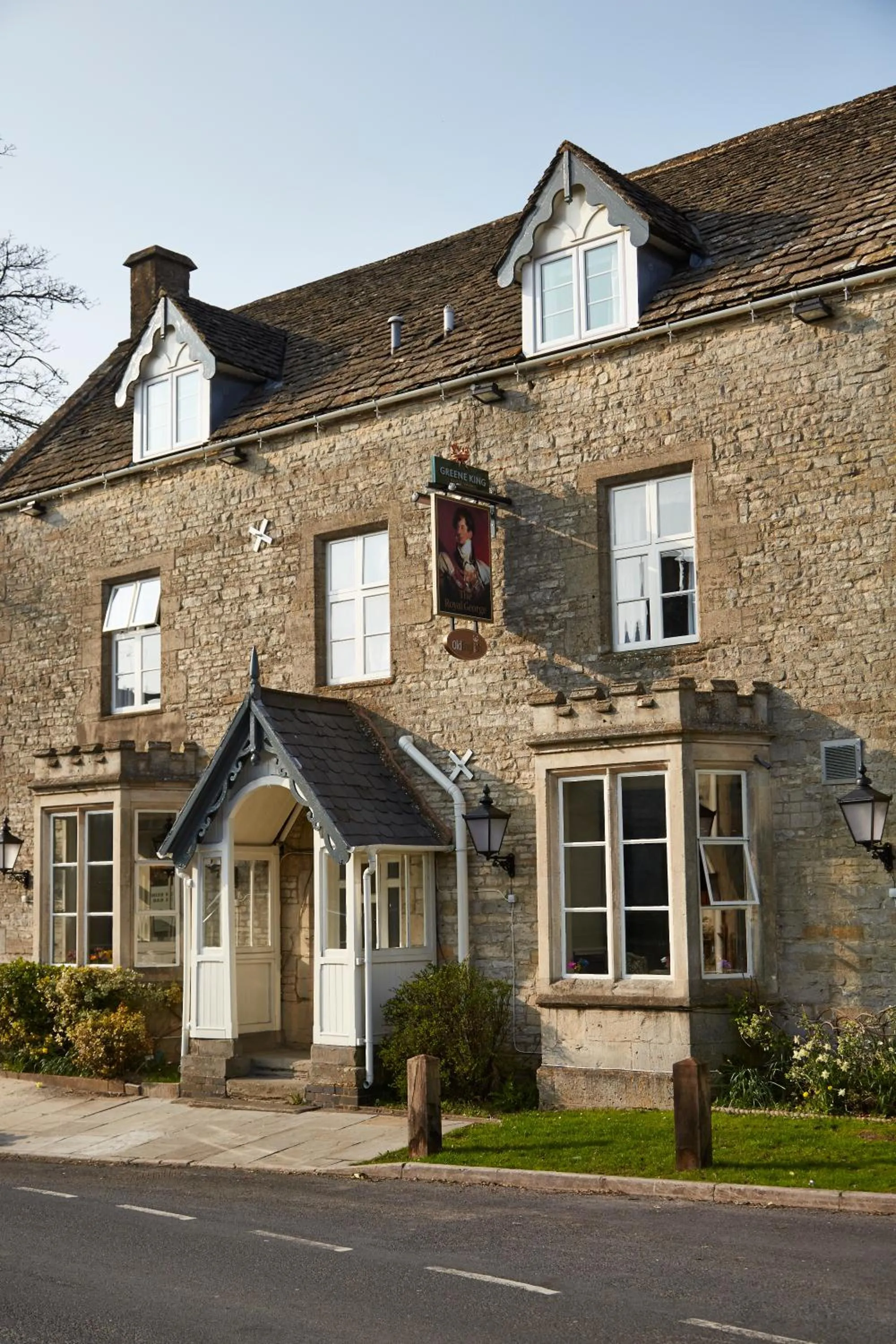 Facade/entrance in Royal George Hotel by Greene King Inns