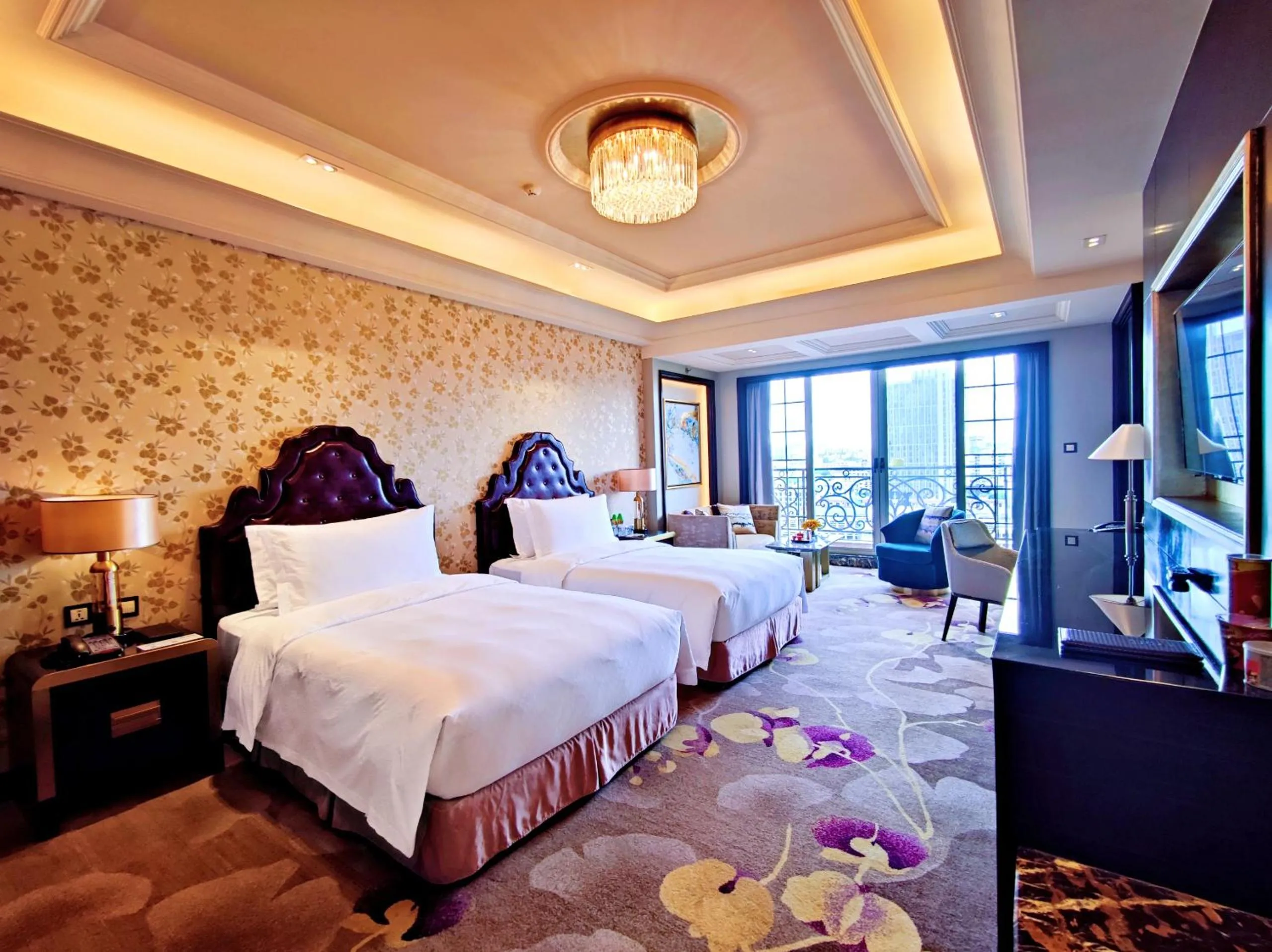 Photo of the whole room, Bed in Chateau Star River Guangzhou-Free Shuttle Between Hotel And Exhibition Center & Welcome Drink During Canton Fair
