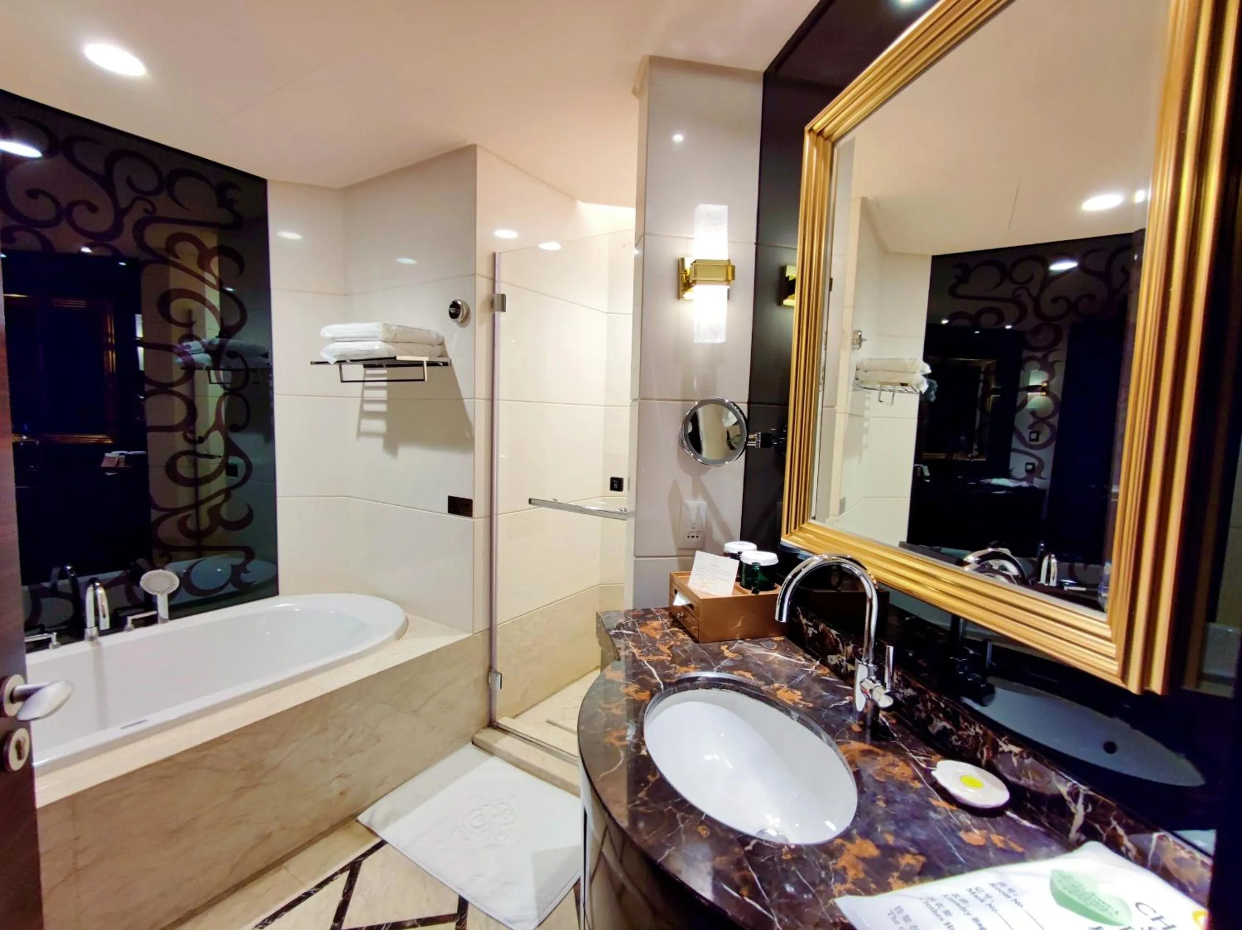 Bathroom in Chateau Star River Guangzhou-Free Shuttle Between Hotel And Exhibition Center & Welcome Drink During Canton Fair