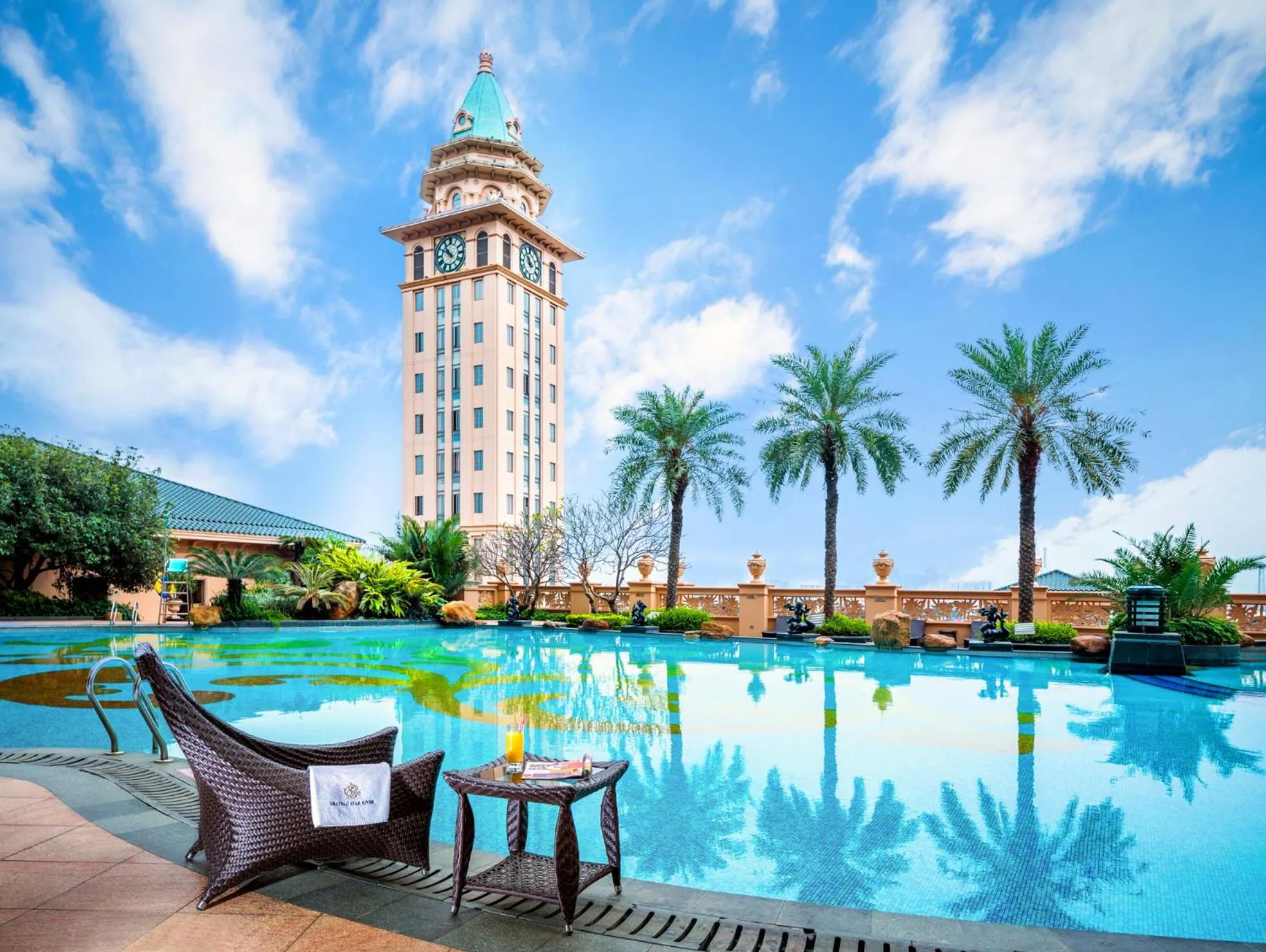 Property building in Chateau Star River Guangzhou-Free Shuttle Between Hotel And Exhibition Center & Welcome Drink During Canton Fair