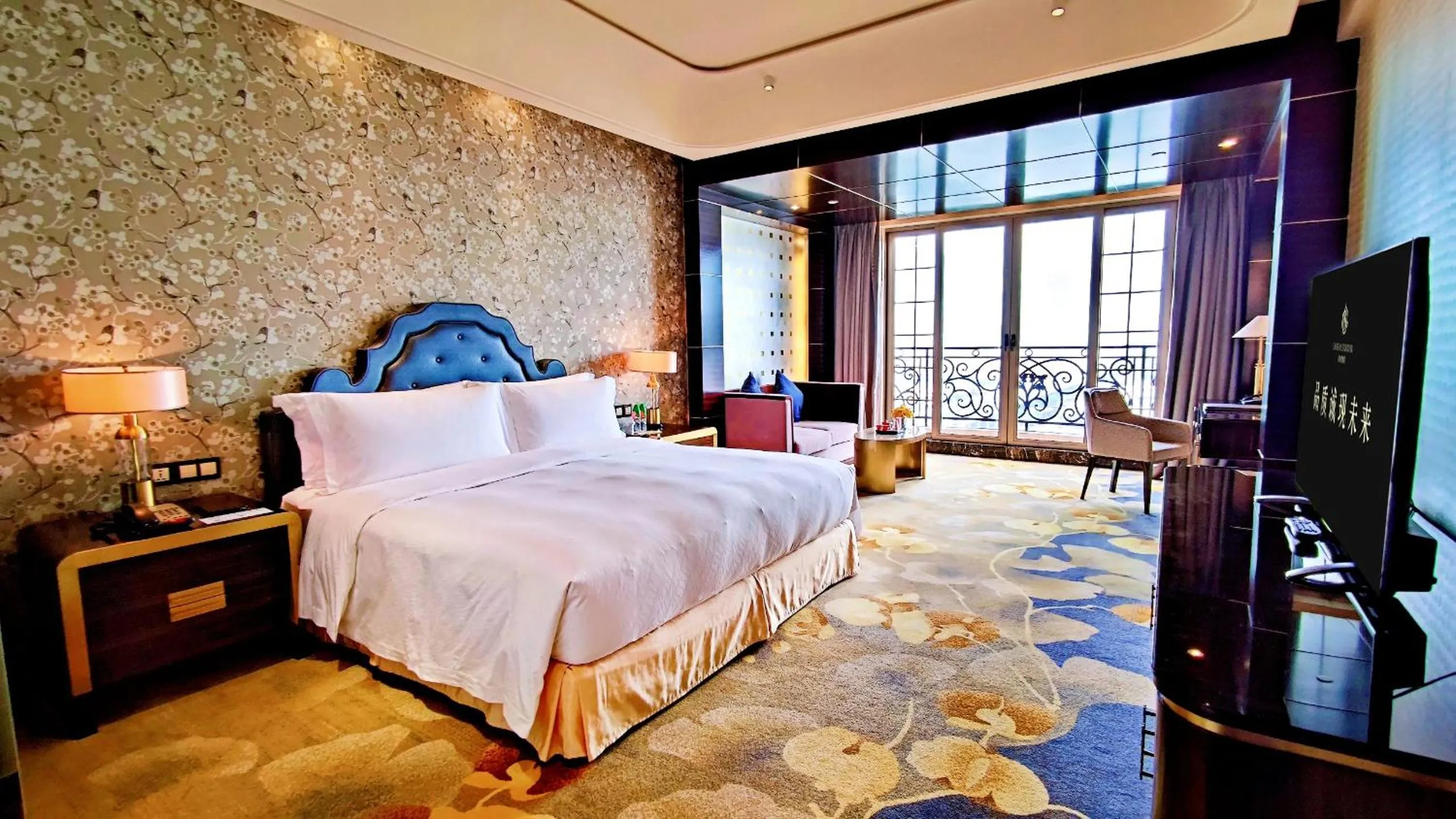 Photo of the whole room, Bed in Chateau Star River Guangzhou-Free Shuttle Between Hotel And Exhibition Center & Welcome Drink During Canton Fair