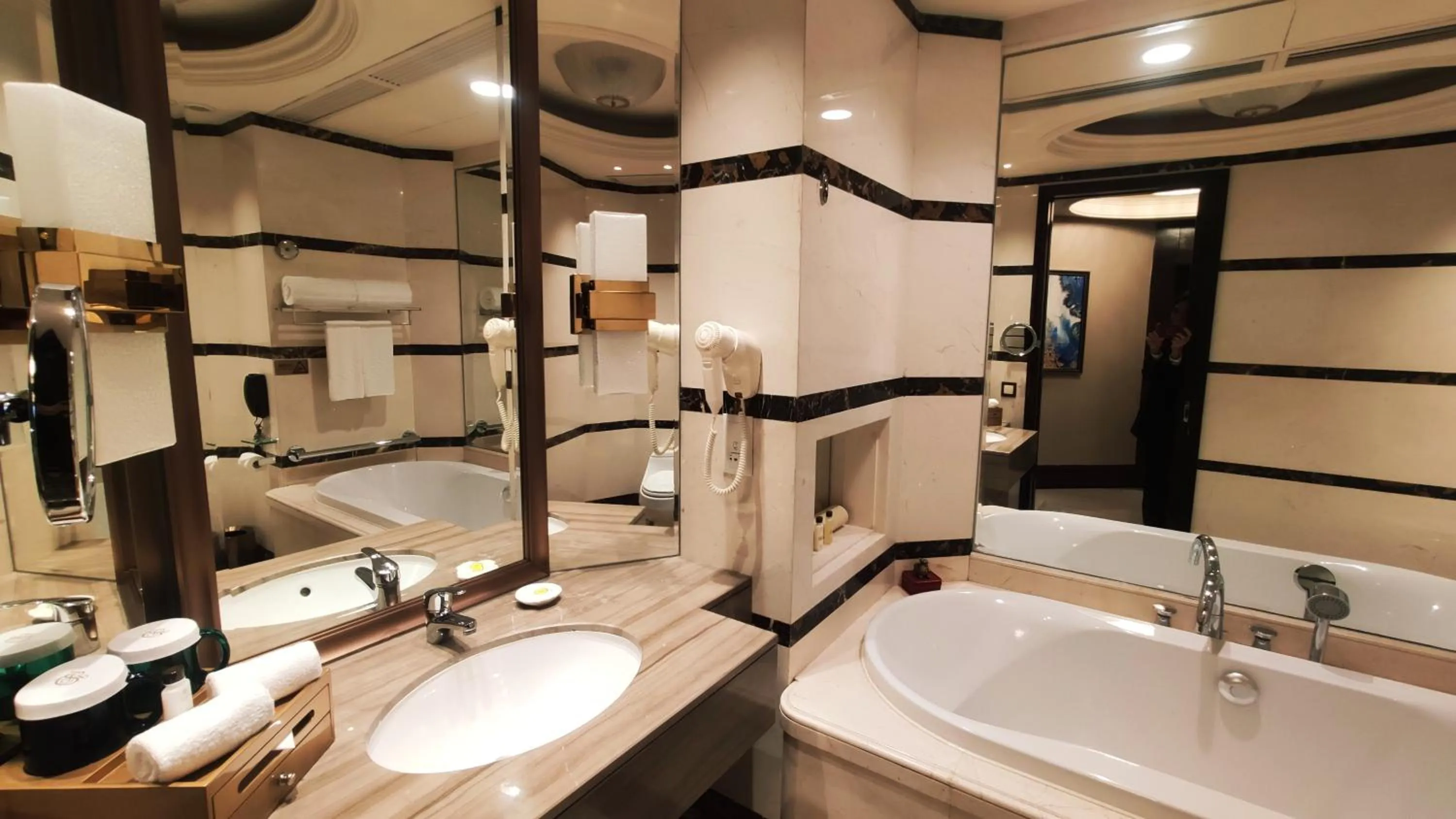 Bathroom in Chateau Star River Guangzhou-Free Shuttle Between Hotel And Exhibition Center & Welcome Drink During Canton Fair