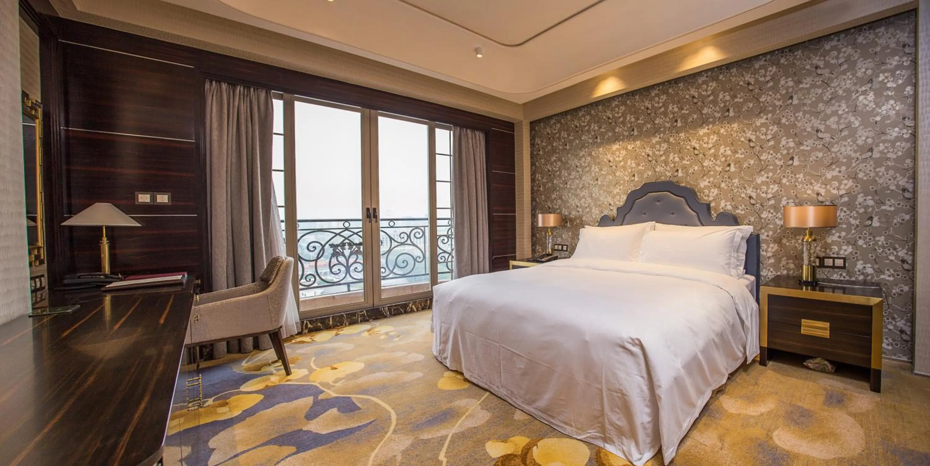 Photo of the whole room, Bed in Chateau Star River Guangzhou-Free Shuttle Between Hotel And Exhibition Center & Welcome Drink During Canton Fair