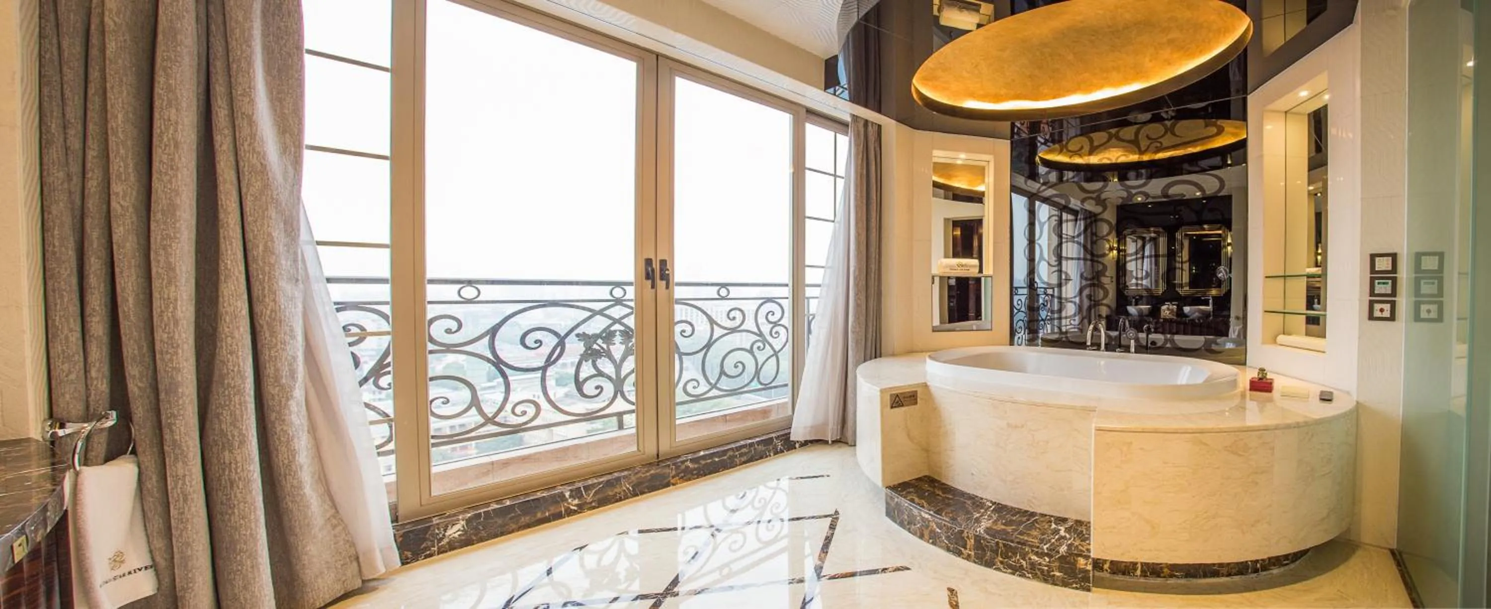 Bathroom in Chateau Star River Guangzhou-Free Shuttle Between Hotel And Exhibition Center & Welcome Drink During Canton Fair