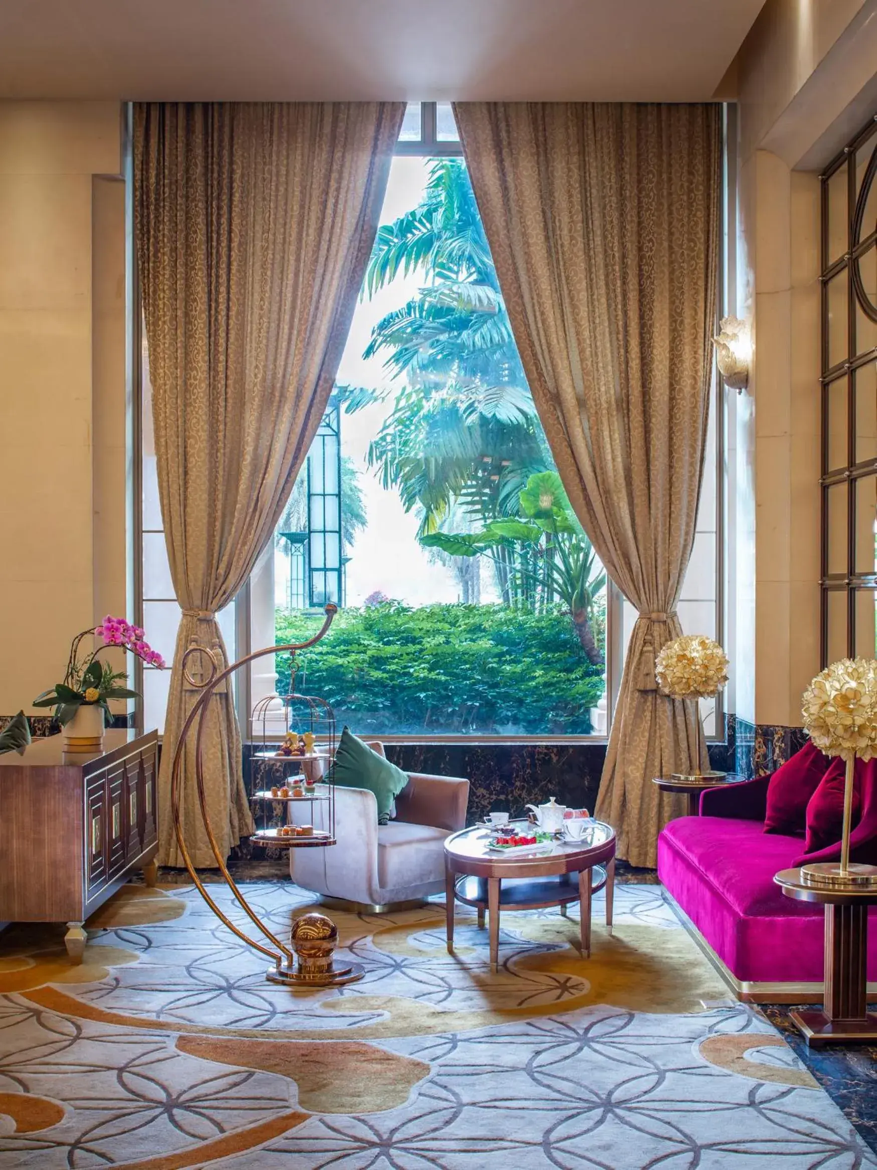 Lounge or bar in Chateau Star River Guangzhou-Free Shuttle Between Hotel And Exhibition Center & Welcome Drink During Canton Fair Lounge or bar in Chateau Star River Guangzhou-Free Shuttle Between Hotel And Exhibition Center & Welcome Drink During Canton Fair