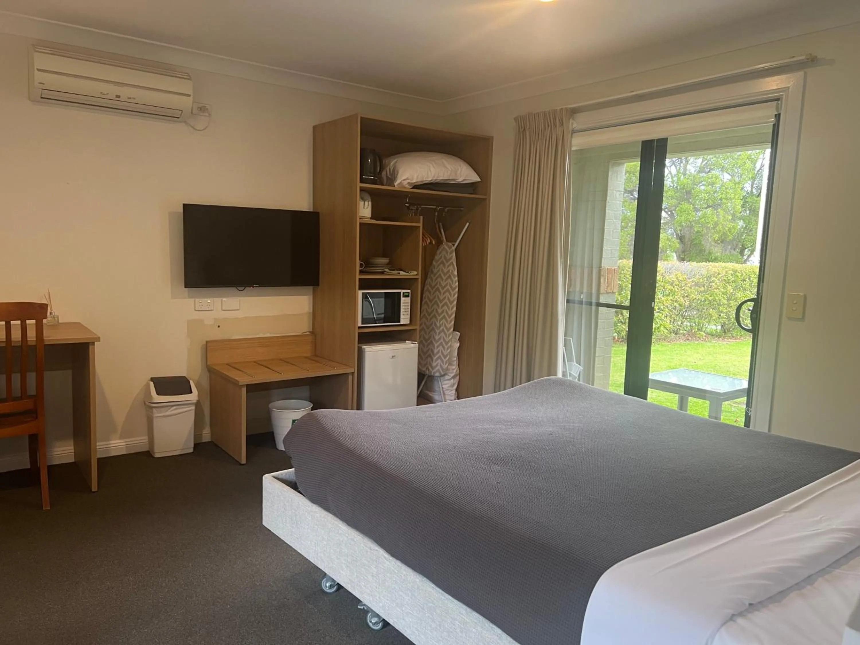 Bed in Cootamundra Heritage Motel & Apartments