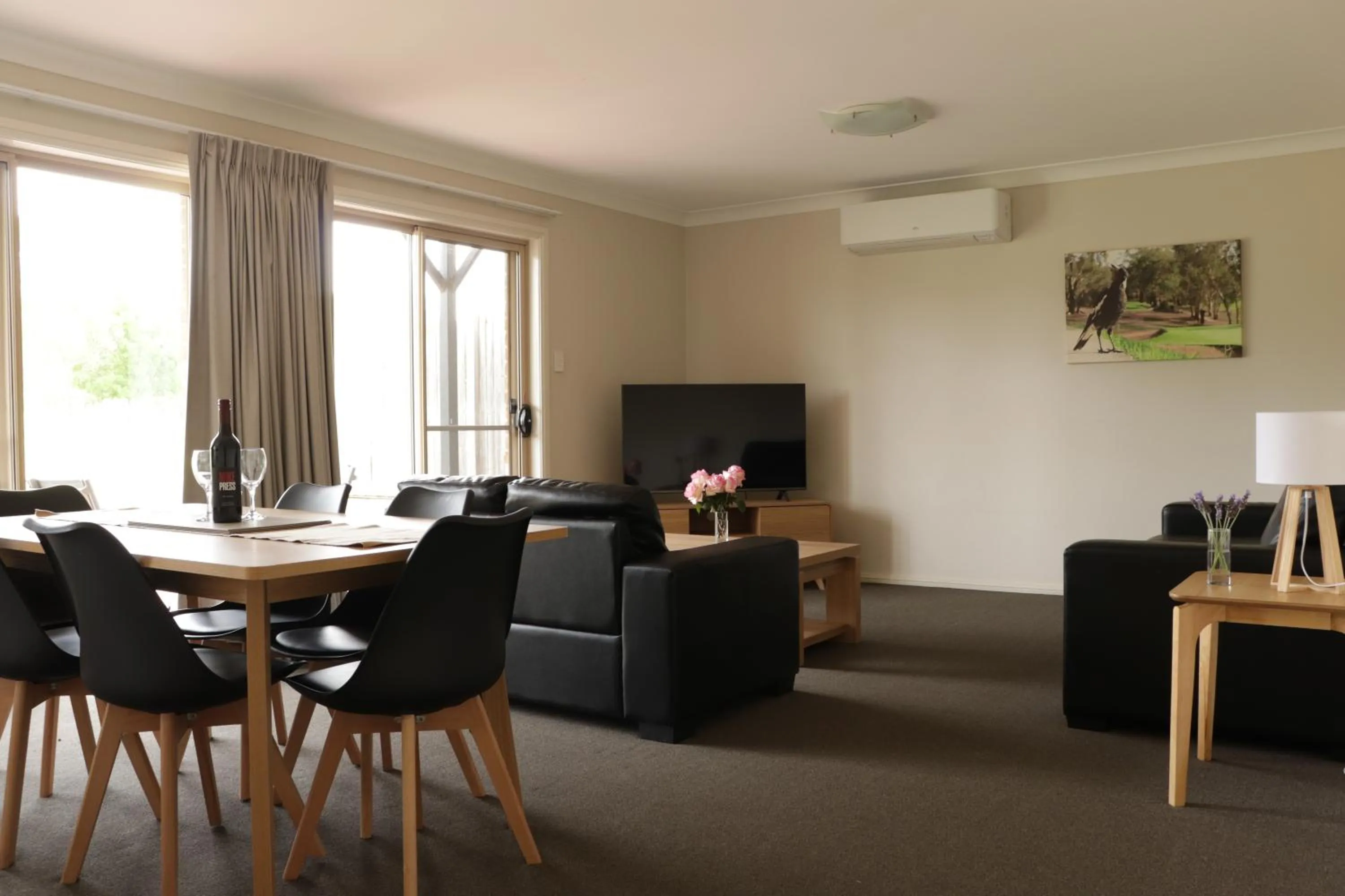 Communal lounge/ TV room in Cootamundra Heritage Motel & Apartments