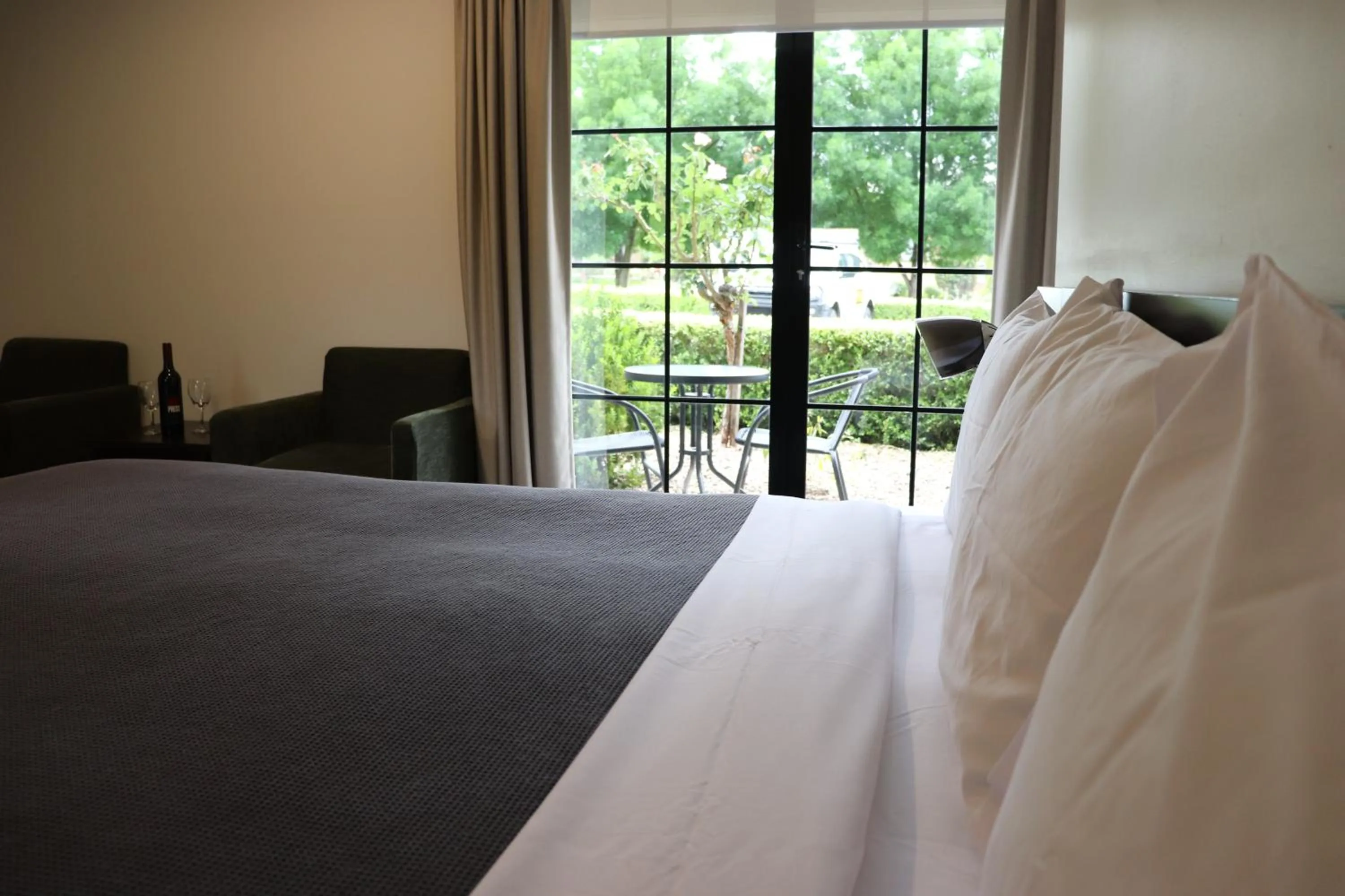 Balcony/Terrace, Bed in Cootamundra Heritage Motel & Apartments