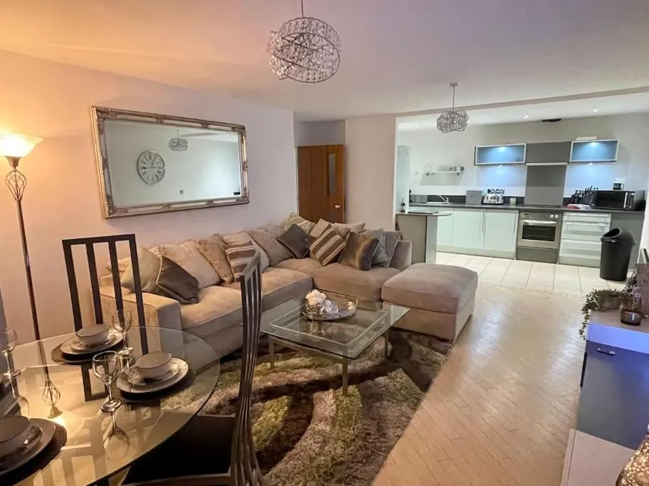 Stylish 2 Bed/Bath Apartment