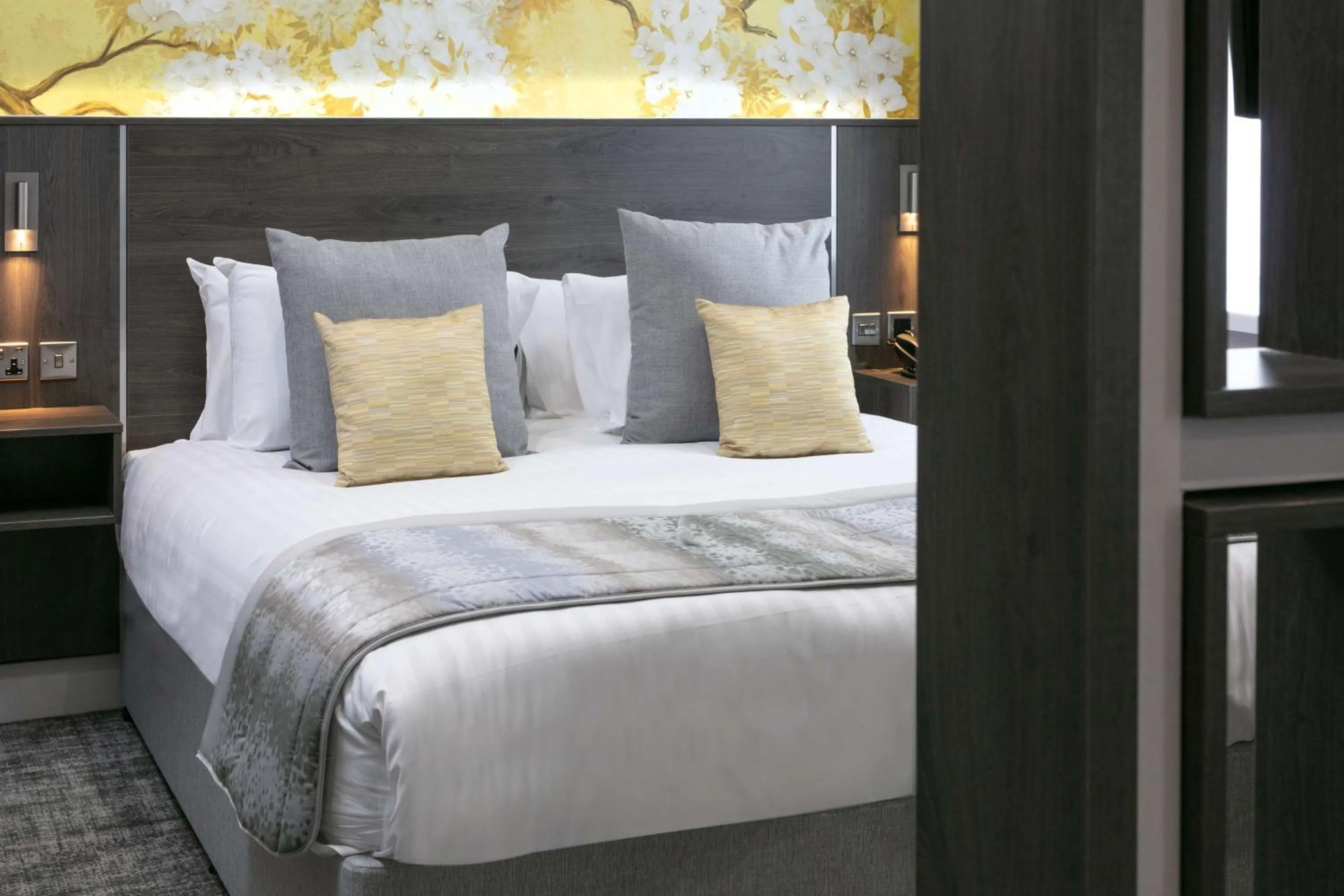 Photo of the whole room, Bed in Barton Manor Hotel & Spa; BW Signature Collection