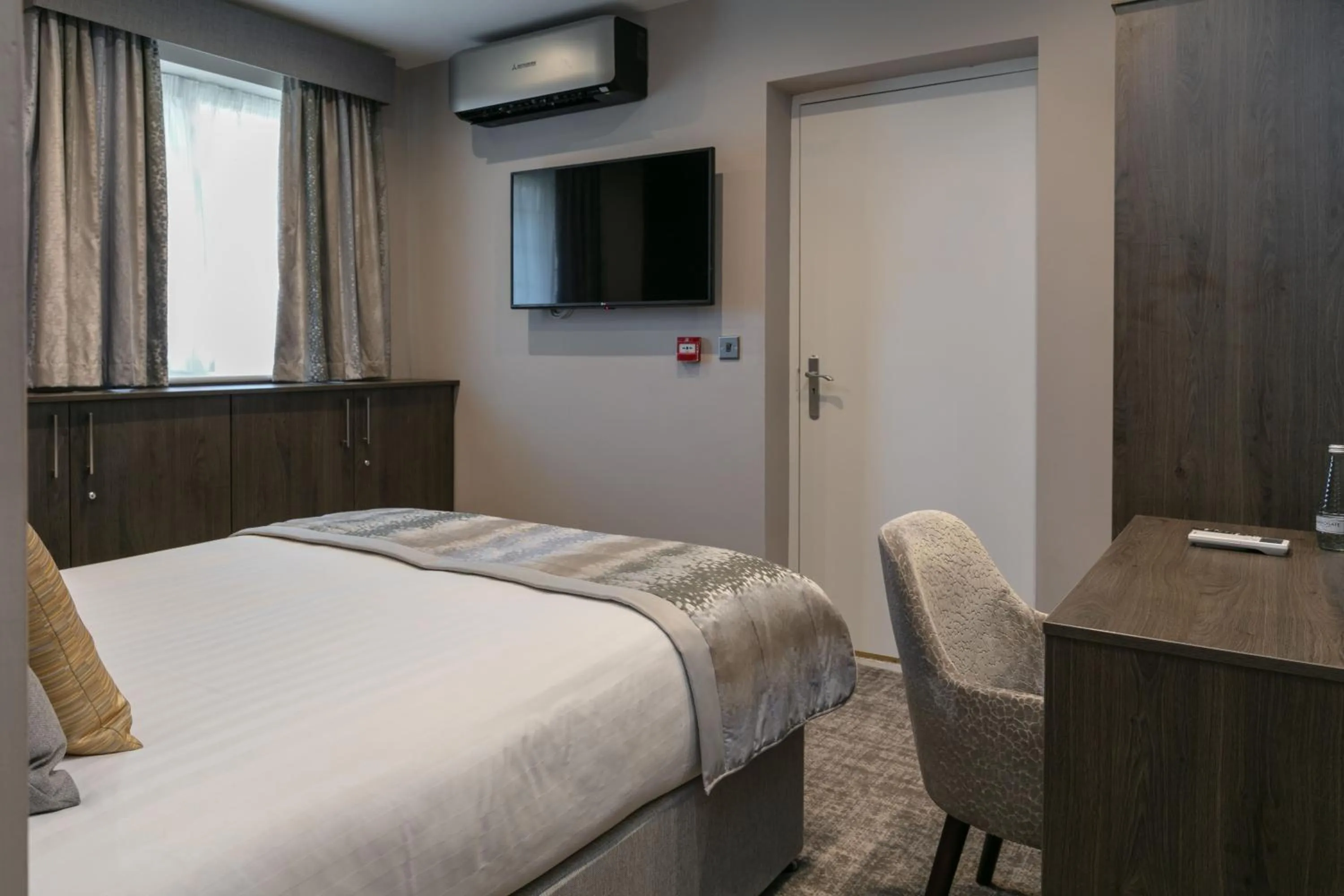 Bed in Barton Manor Hotel & Spa; BW Signature Collection